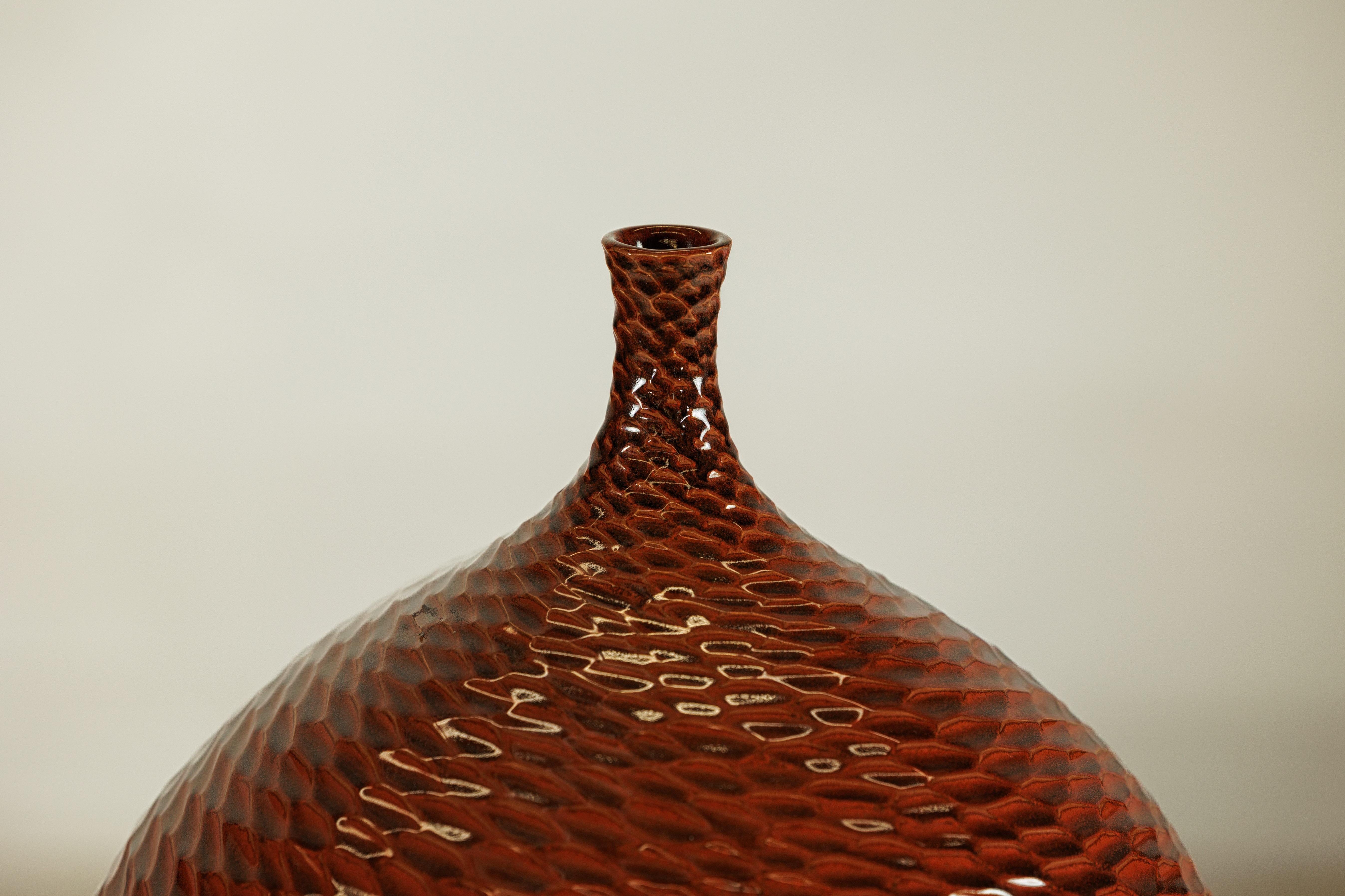 Gran Jarrón de Cerámica Artesanal con Textura de Panal Marrón Brillante siglo XX en venta