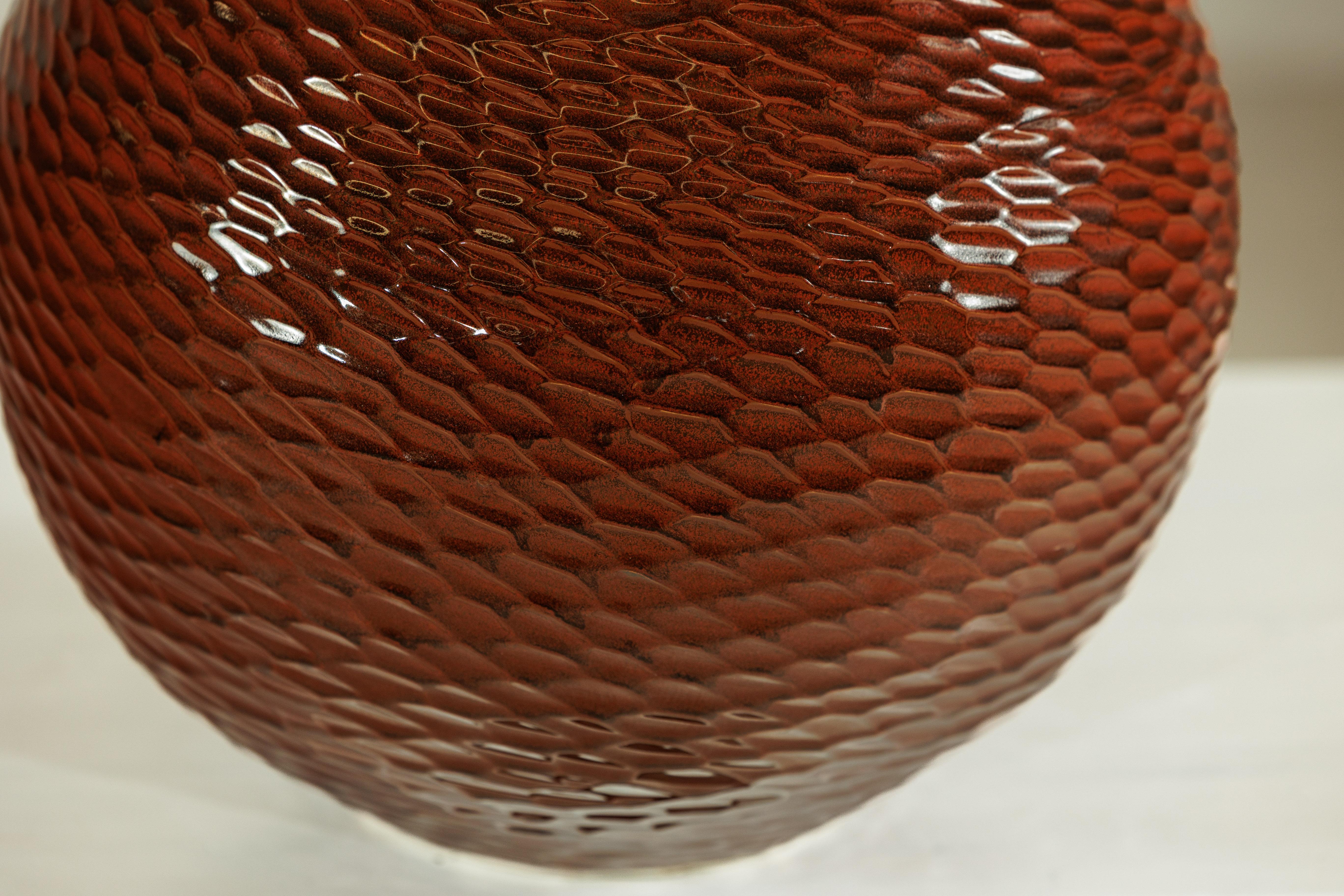 Gran Jarrón de Cerámica Artesanal con Textura de Panal Marrón Brillante en venta 1