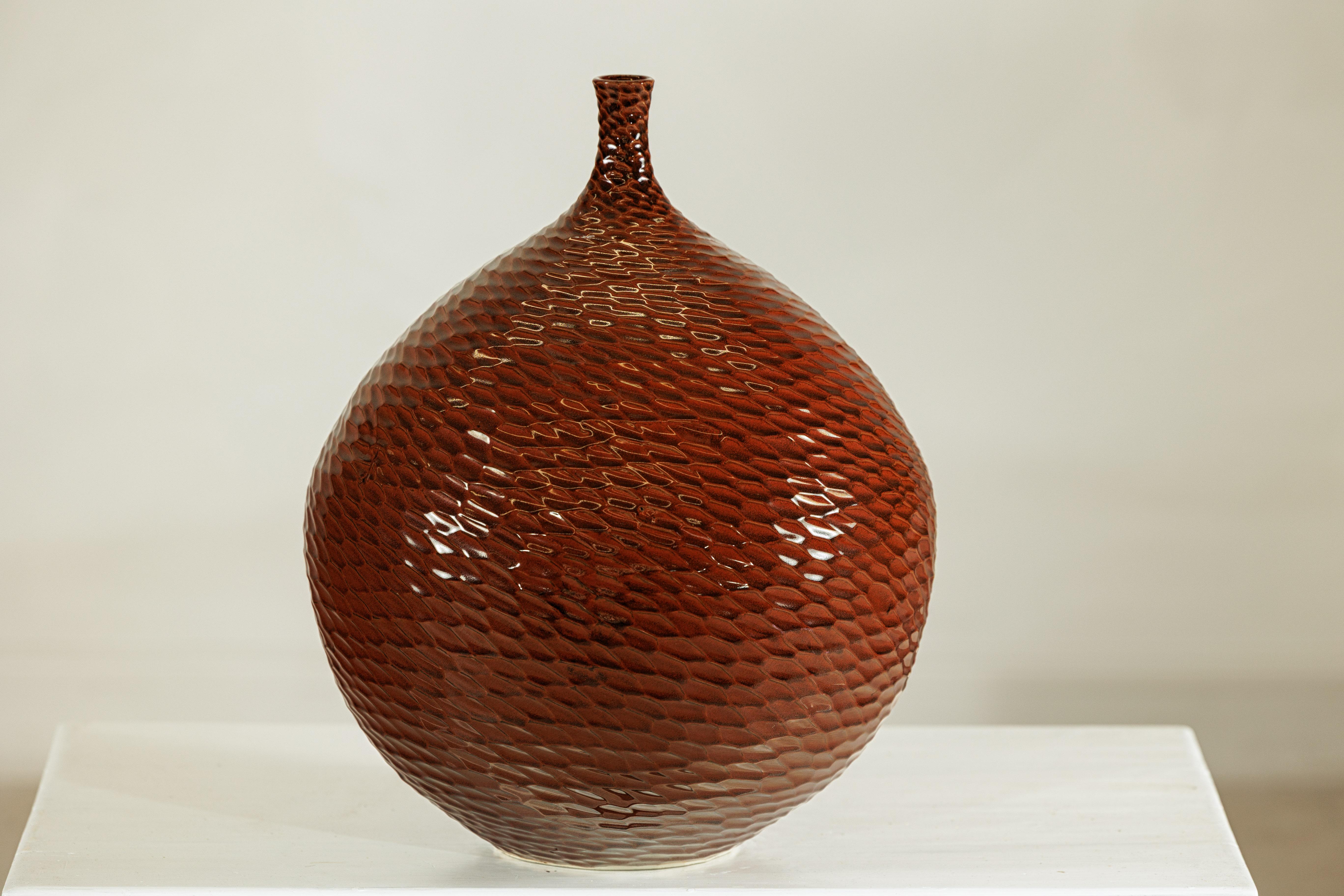 Gran Jarrón de Cerámica Artesanal con Textura de Panal Marrón Brillante en venta 2