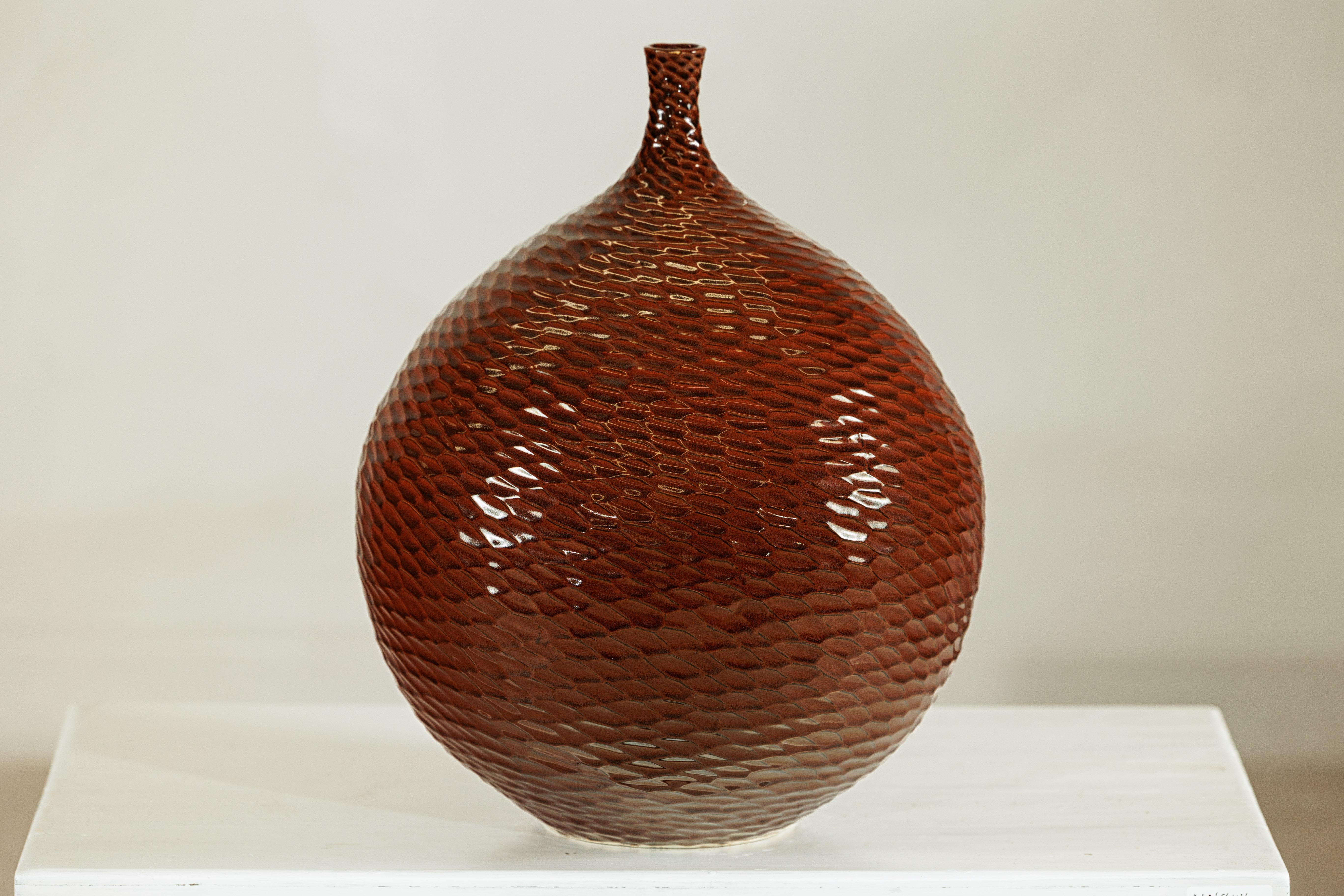 Gran Jarrón de Cerámica Artesanal con Textura de Panal Marrón Brillante en venta 3