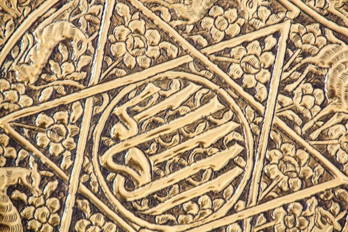 Großes antikes dekoratives Indo-Persisches Mughal-Tablett aus gehämmertem Messing, 19. Jahrhundert im Angebot 3