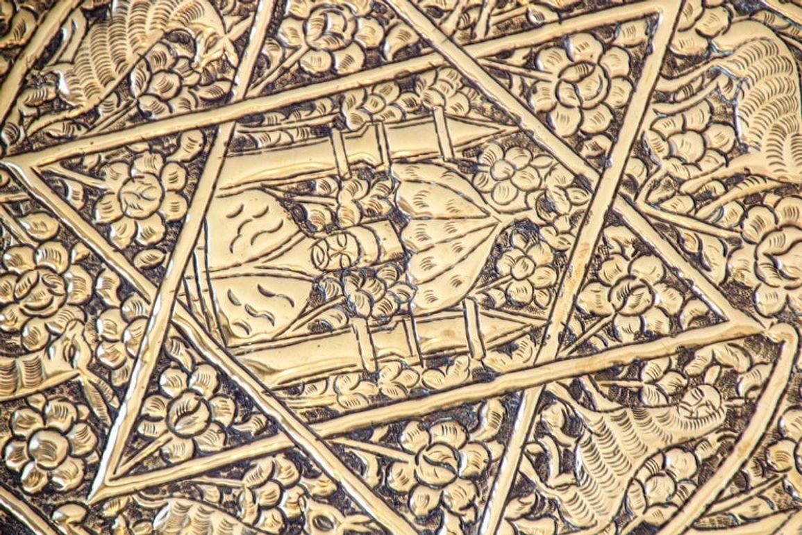 Großes antikes dekoratives Indo-Persisches Mughal-Tablett aus gehämmertem Messing, 19. Jahrhundert im Angebot 7