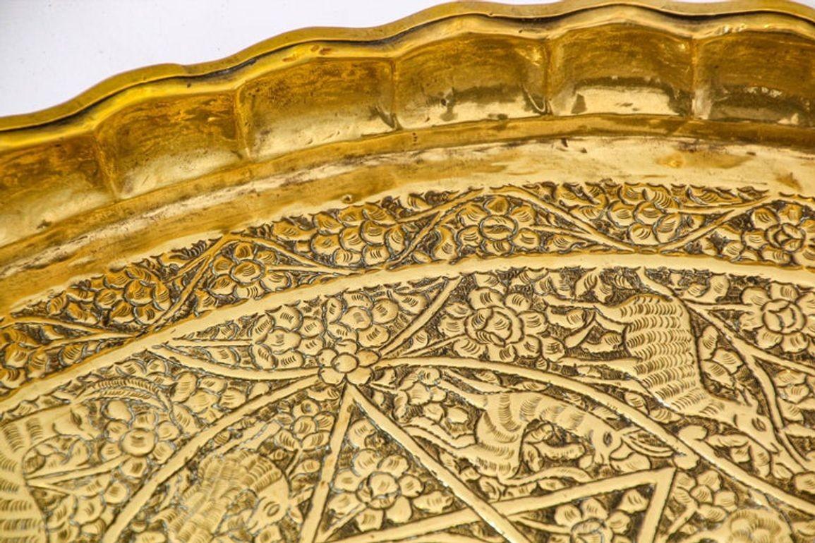 Großes antikes dekoratives Indo-Persisches Mughal-Tablett aus gehämmertem Messing, 19. Jahrhundert im Angebot 8