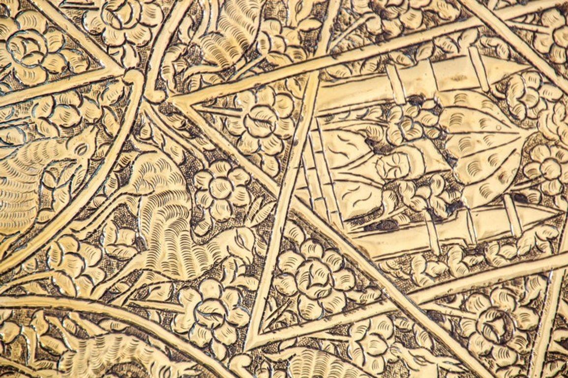 Großes antikes dekoratives Indo-Persisches Mughal-Tablett aus gehämmertem Messing, 19. Jahrhundert im Angebot 9