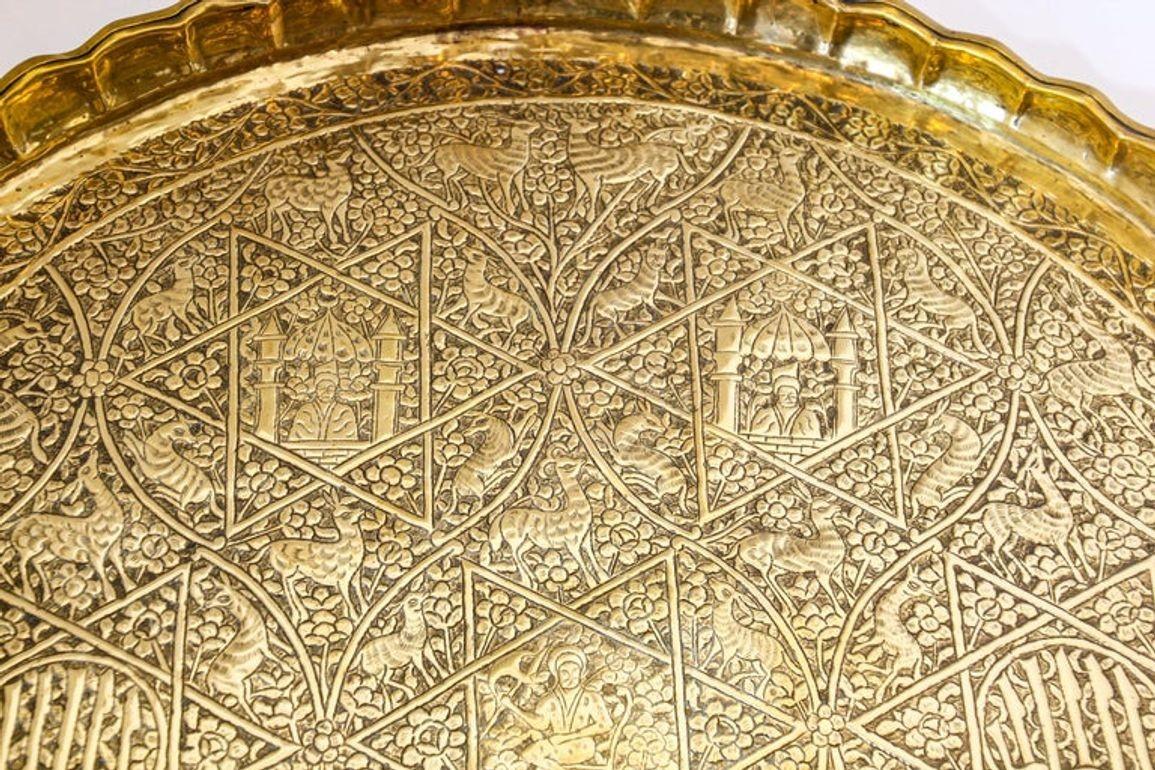 Großes antikes dekoratives Indo-Persisches Mughal-Tablett aus gehämmertem Messing, 19. Jahrhundert im Angebot 10