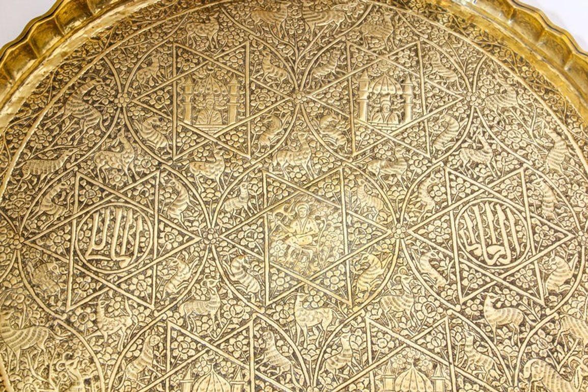 Großes antikes dekoratives Indo-Persisches Mughal-Tablett aus gehämmertem Messing, 19. Jahrhundert im Angebot 11