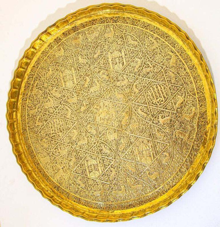 Large Antique Decorative Indo-Persian Mughal Hammered Brass Tray 19th c. For Sale 8