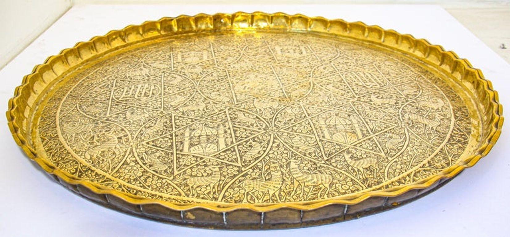 Großes antikes dekoratives Indo-Persisches Mughal-Tablett aus gehämmertem Messing, 19. Jahrhundert (Maurisch) im Angebot