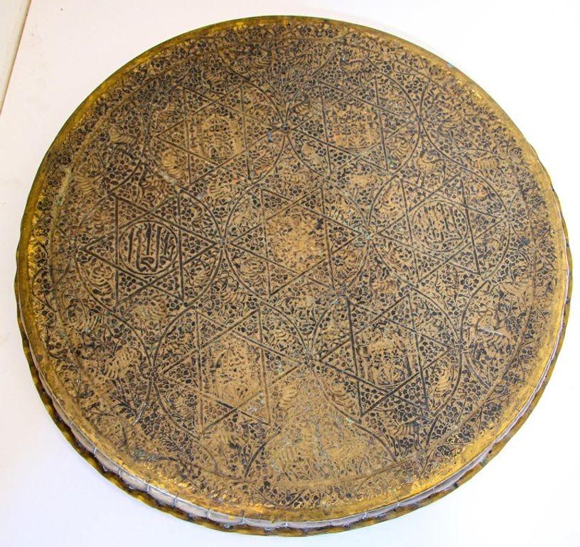 Großes antikes dekoratives Indo-Persisches Mughal-Tablett aus gehämmertem Messing, 19. Jahrhundert (Indisch) im Angebot
