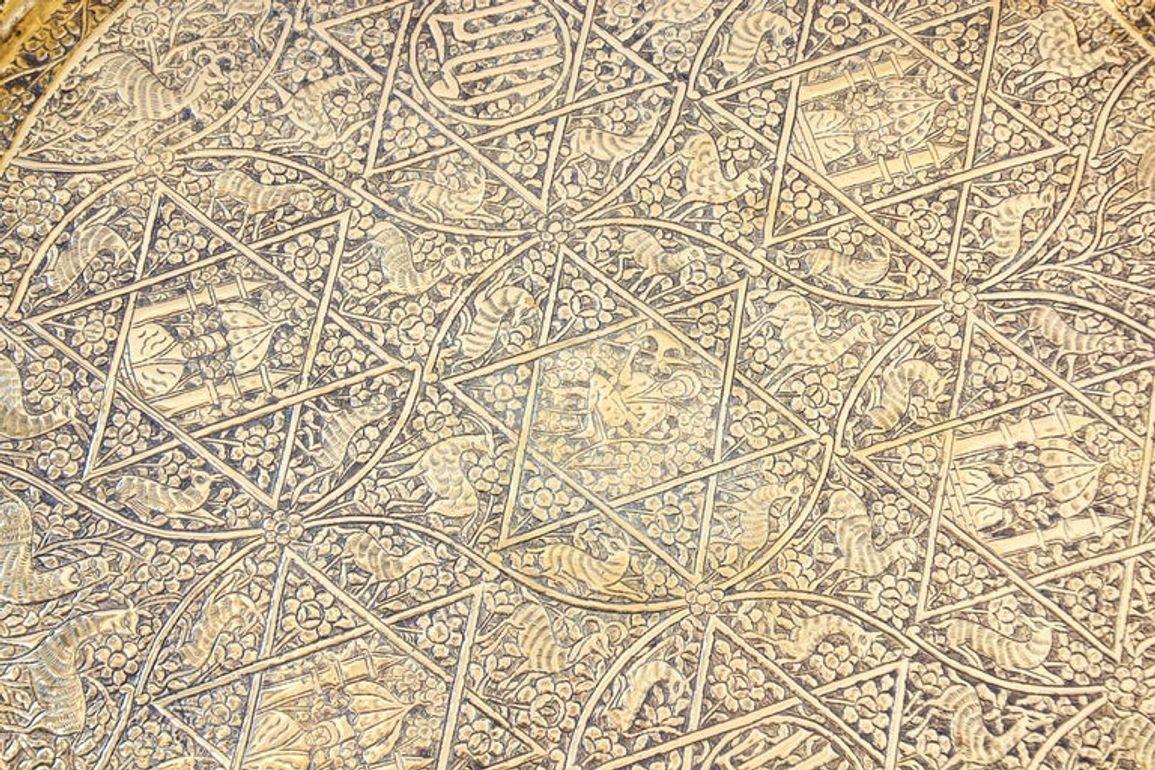 Großes antikes dekoratives Indo-Persisches Mughal-Tablett aus gehämmertem Messing, 19. Jahrhundert (Geprägt) im Angebot