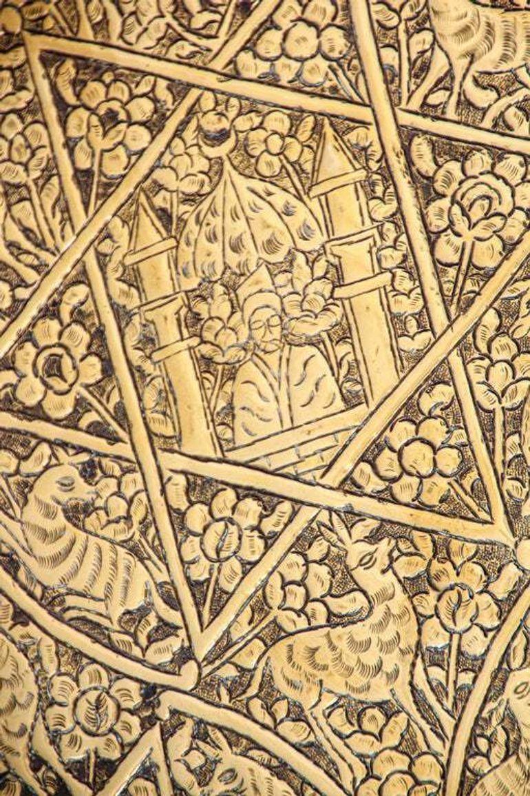 Großes antikes dekoratives Indo-Persisches Mughal-Tablett aus gehämmertem Messing, 19. Jahrhundert im Angebot 1