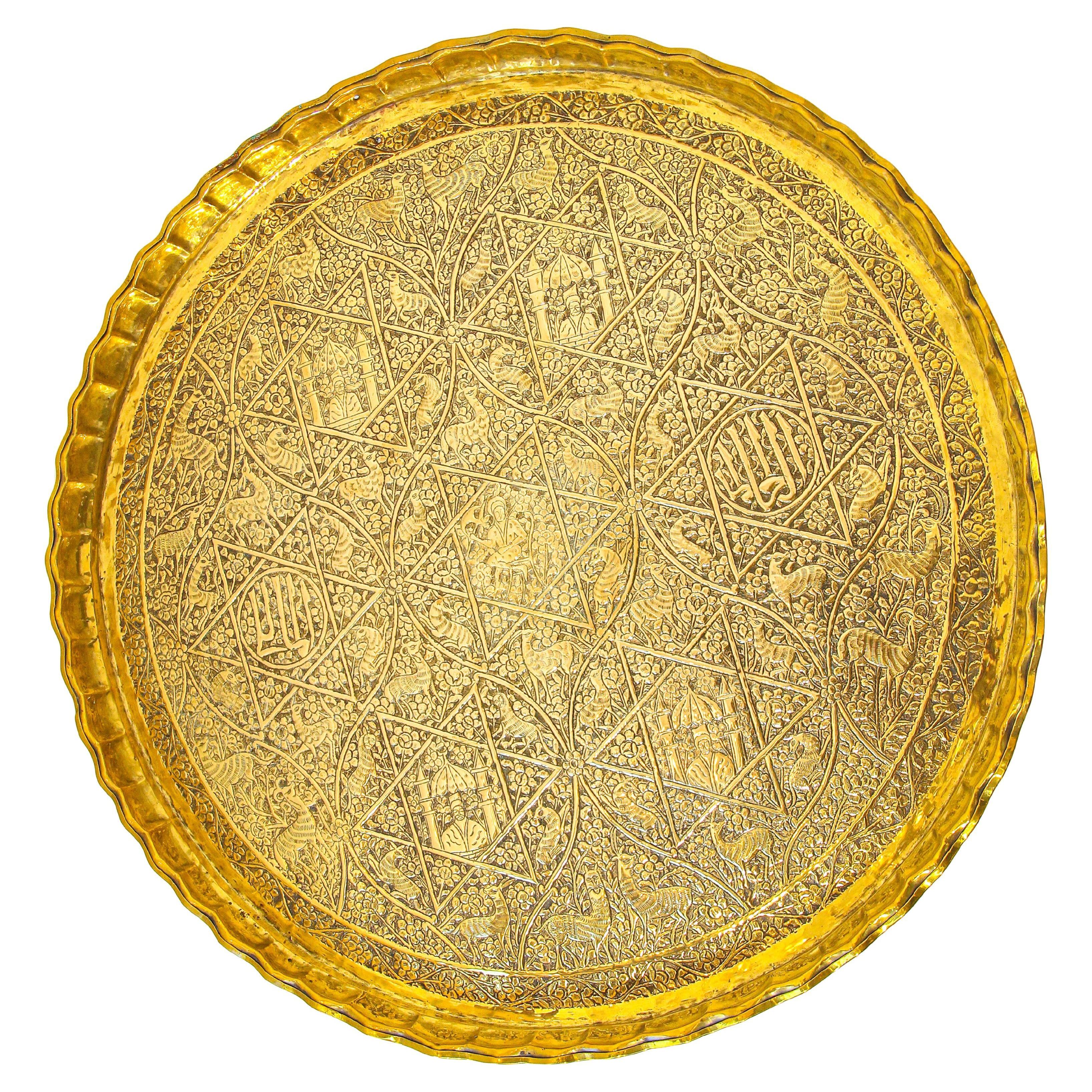 Großes antikes dekoratives Indo-Persisches Mughal-Tablett aus gehämmertem Messing, 19. Jahrhundert im Angebot