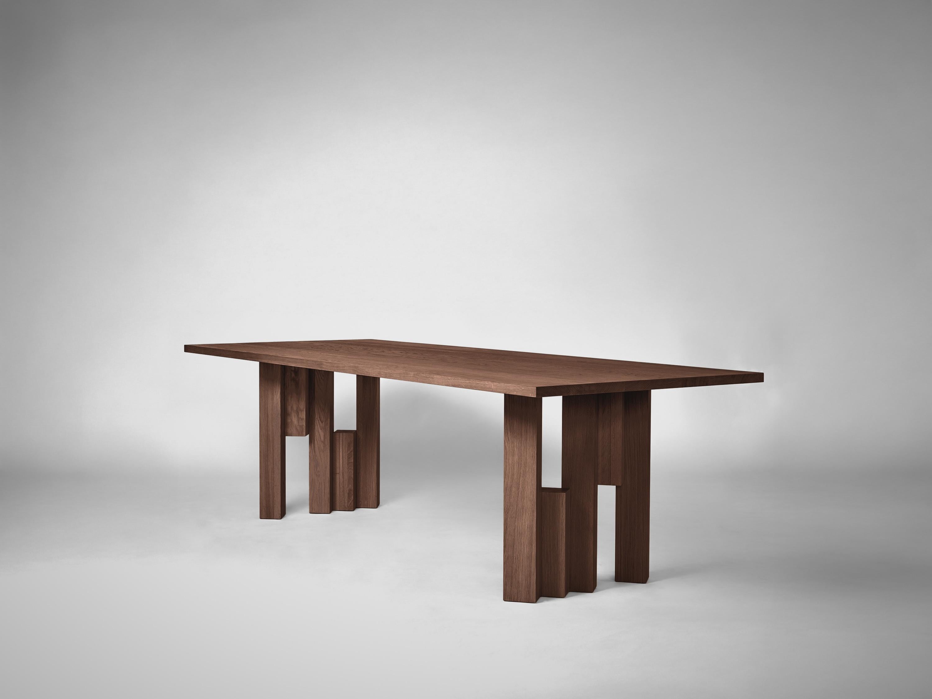 Un jeu rythmique de volumes et de vides. La table Fenestra s'inspire de l'expressionnisme brique, le mouvement architectural visible dans la zone du 