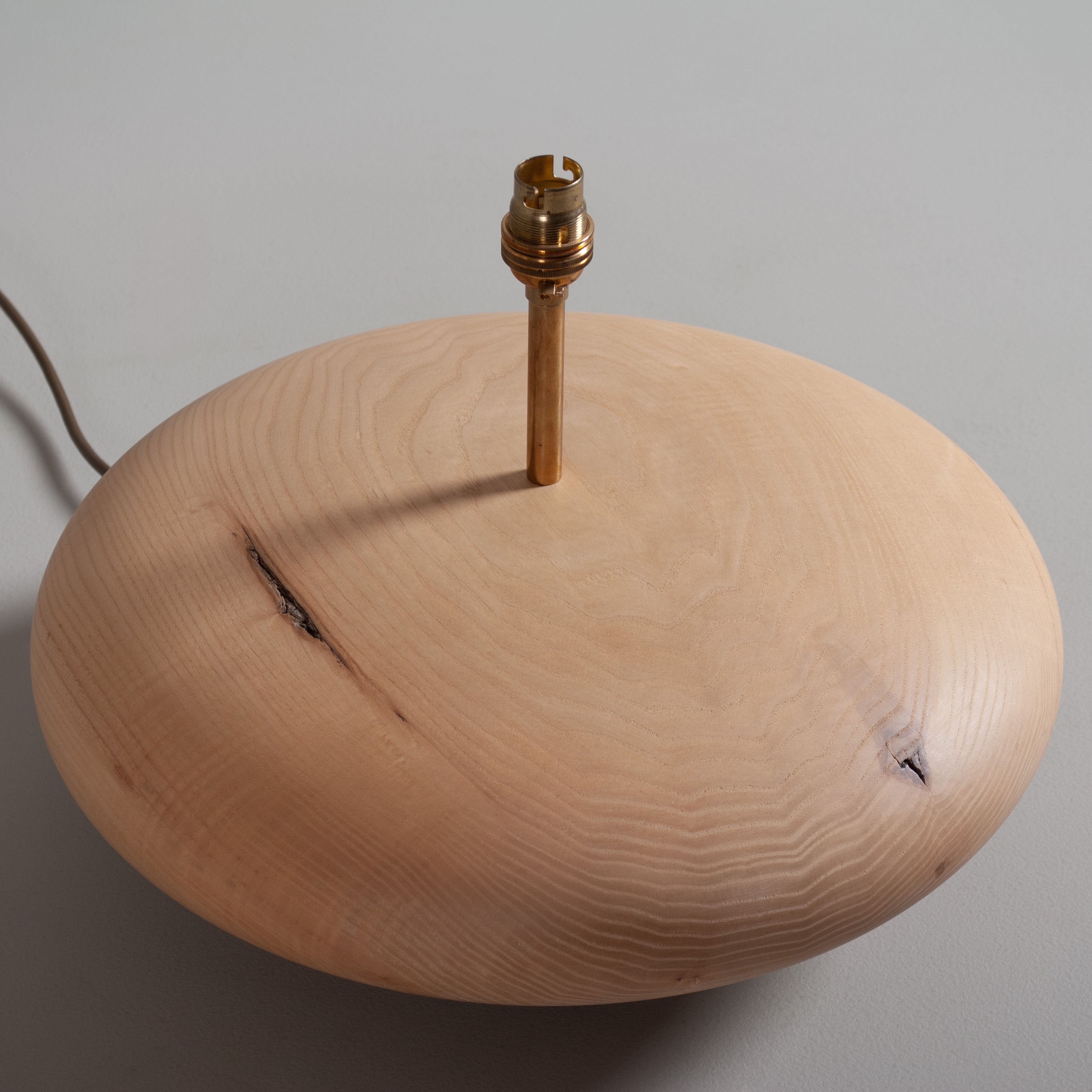 Grande lampe en frêne anglaise, fabriquée à la main