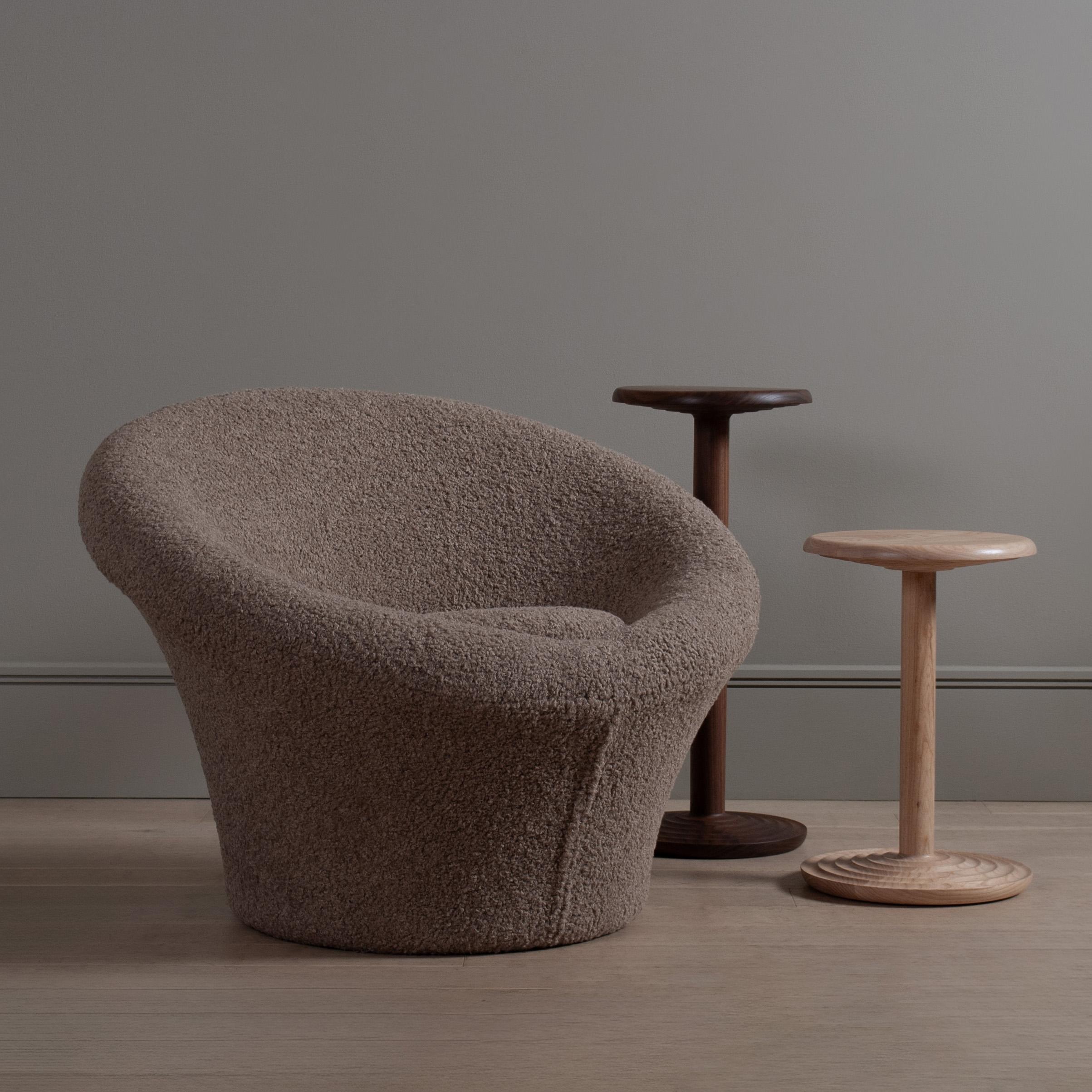 Anglais Grande table d'appoint en frêne anglais, fabriquée à la main en vente