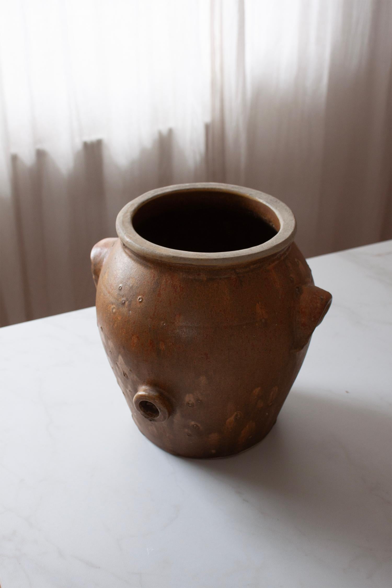 Gran Olla Artesanal de Cerámica Francesa con Esmalte Marrón Mate siglo XX en venta