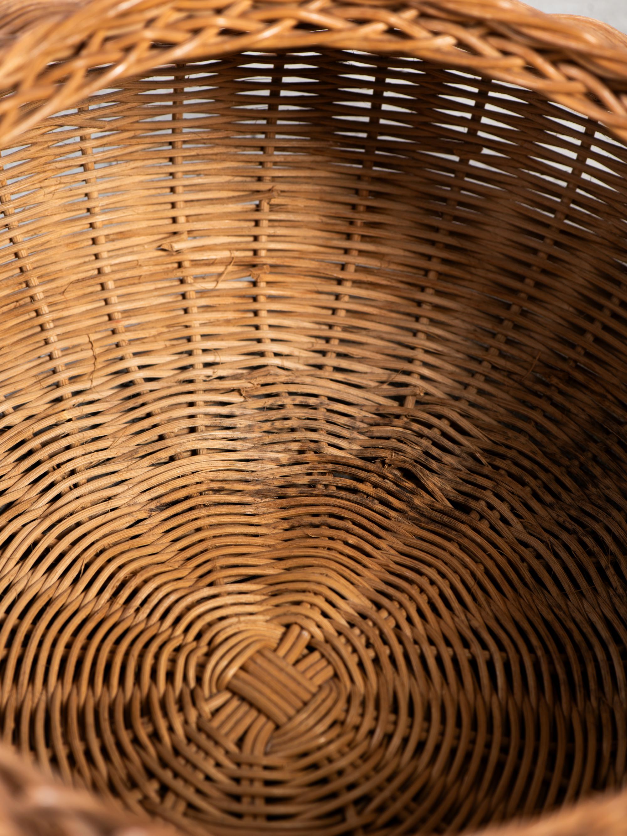 Gran cesta artesanal tejida con tapa de Artek, Finlandia, años 50 en venta 6