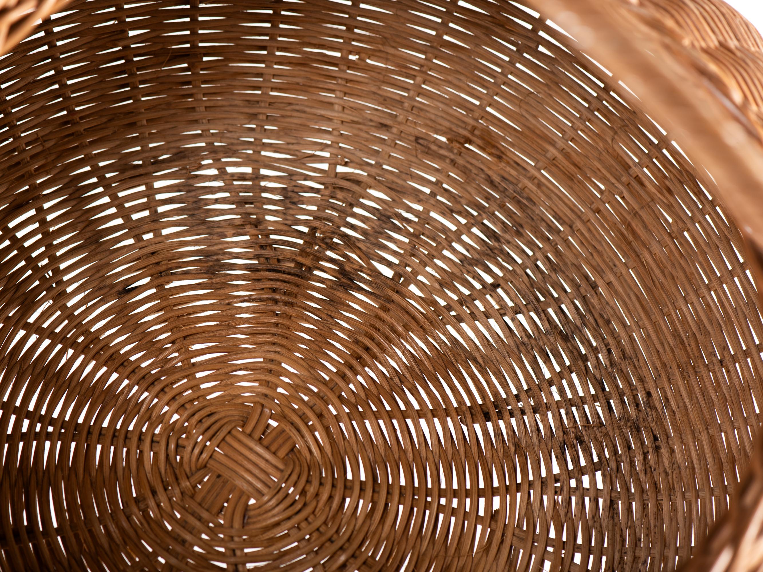 Gran cesta artesanal tejida con tapa de Artek, Finlandia, años 50 en venta 7