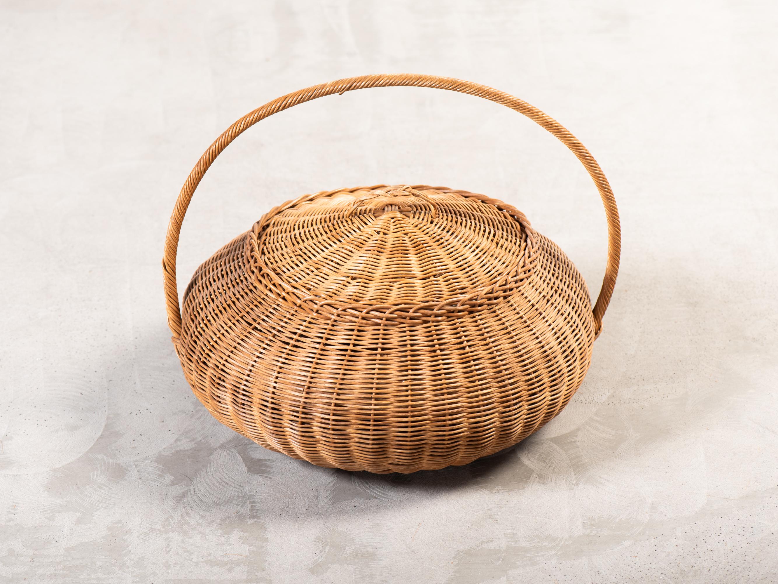 Gran cesta artesanal tejida con tapa de Artek, Finlandia, años 50 Escandinavo moderno en venta