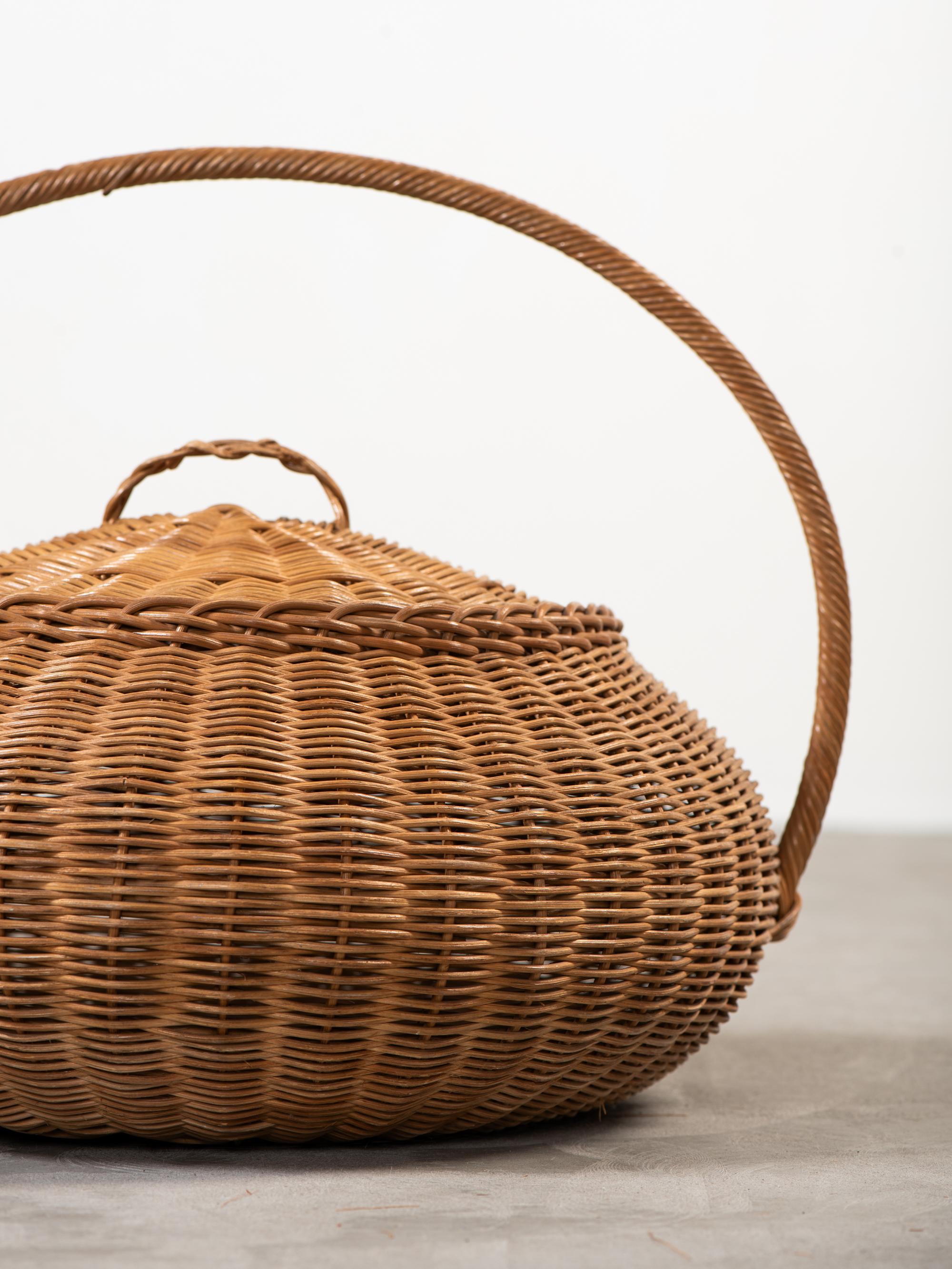 Gran cesta artesanal tejida con tapa de Artek, Finlandia, años 50 Finlandés en venta