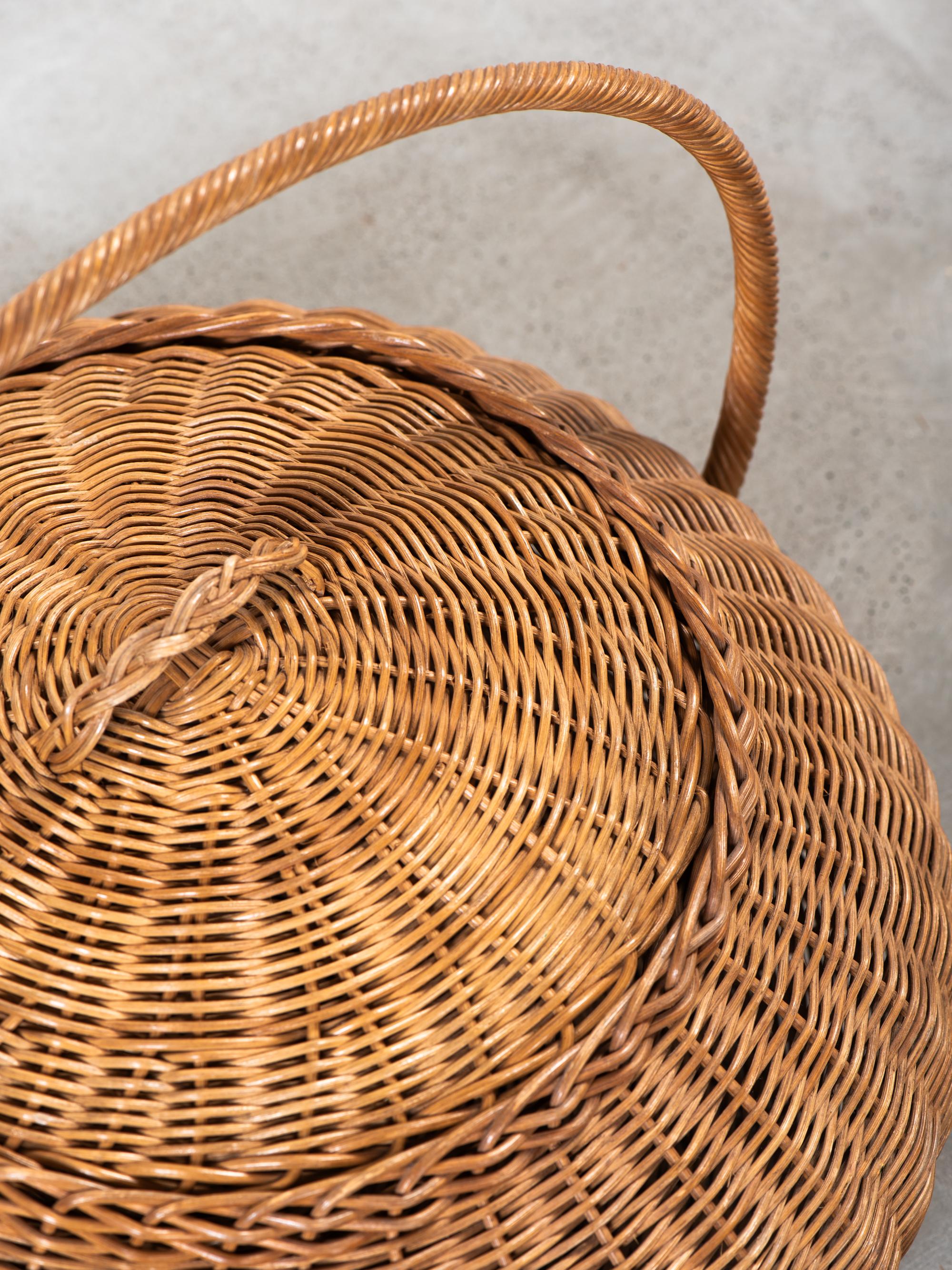 Gran cesta artesanal tejida con tapa de Artek, Finlandia, años 50 Hecho a mano en venta