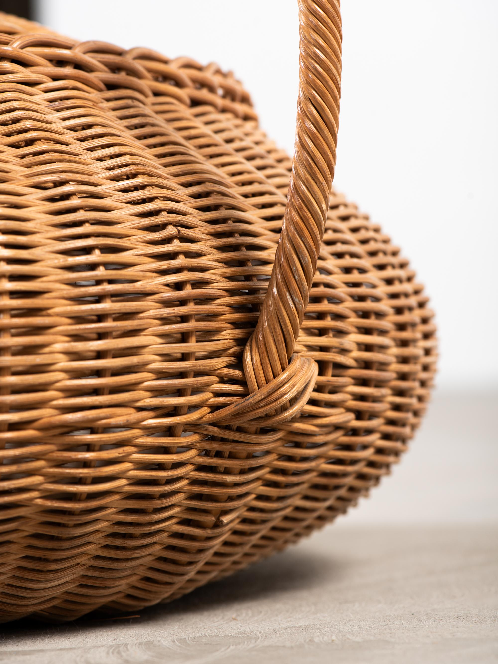 Gran cesta artesanal tejida con tapa de Artek, Finlandia, años 50 mediados del siglo XX en venta