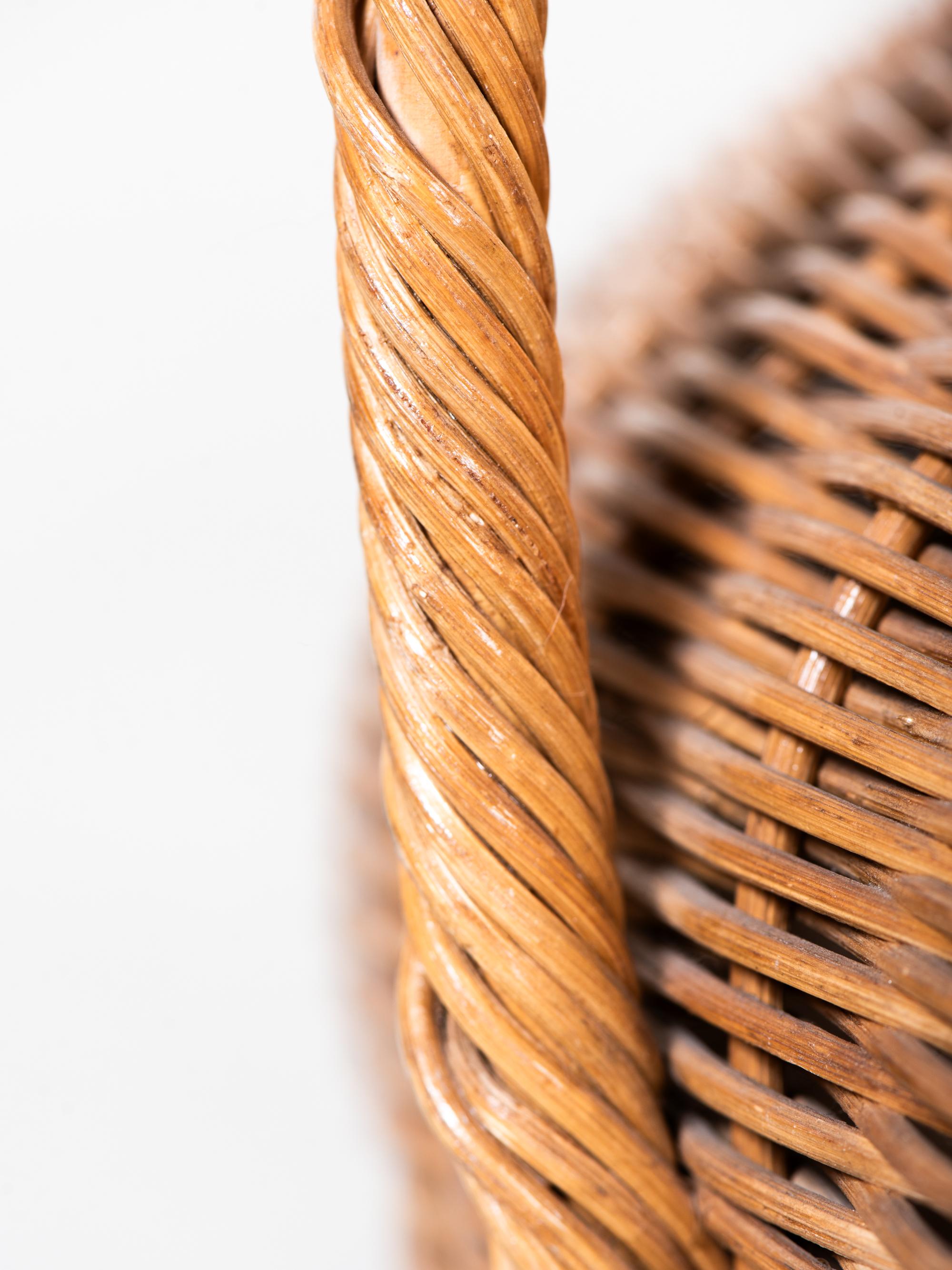 Gran cesta artesanal tejida con tapa de Artek, Finlandia, años 50 Ratán en venta