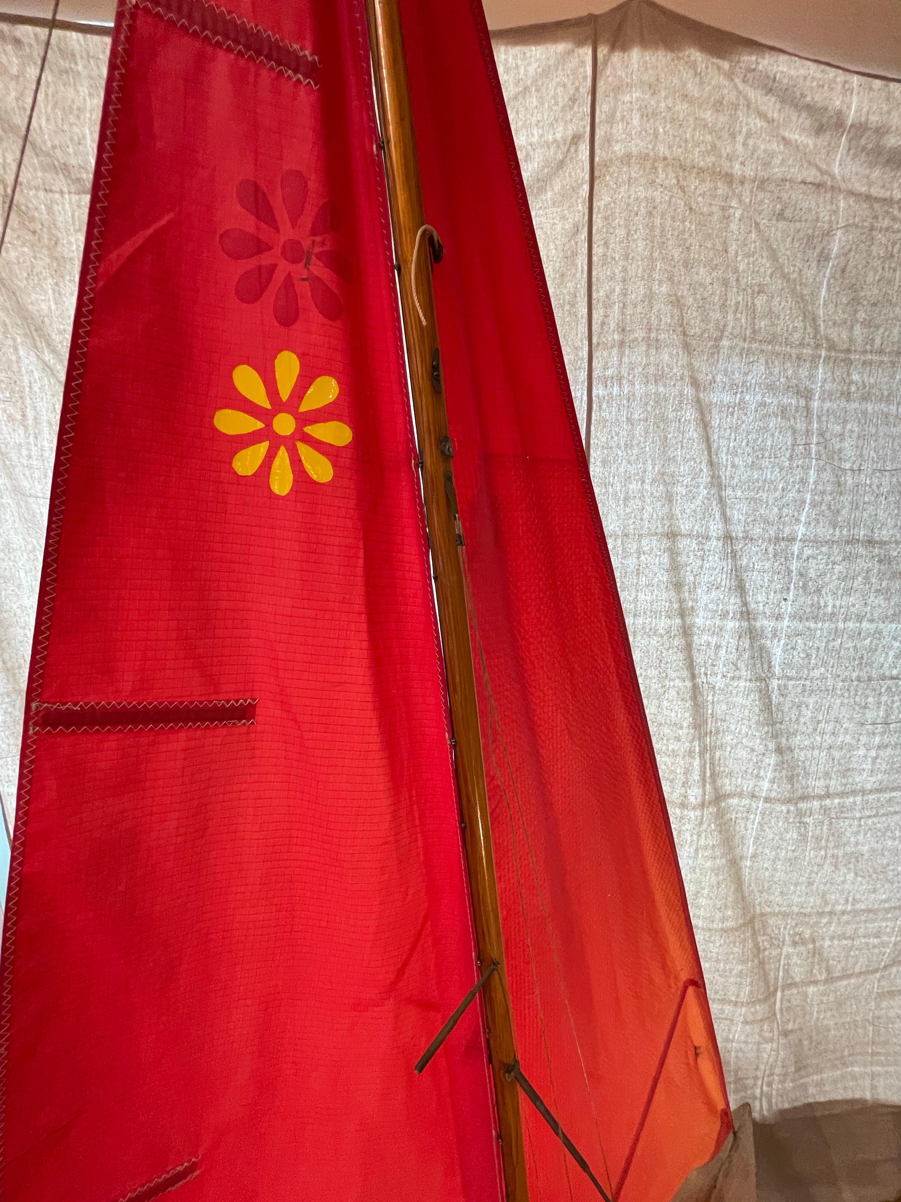 Gran yate artesanal de mediados de siglo con velas rojas y soporte personalizado Metal en venta
