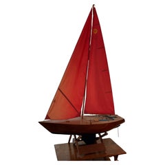 Grande yacht artigianale con vele rosse e supporto personalizzato