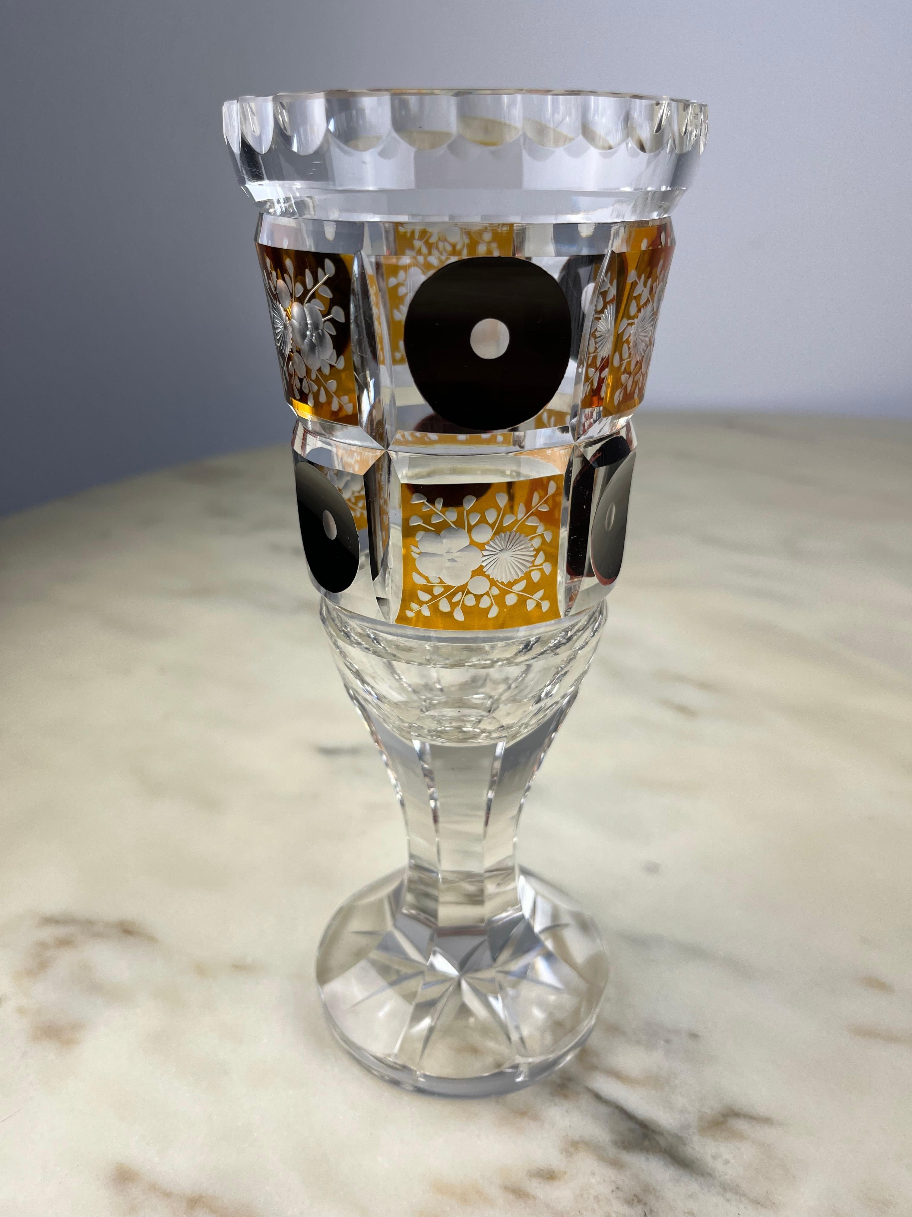 Large handcrafted Murano glass goblet, Italy, 1980s.
Belonged to my grandparents, purchased and always displayed without being used. Intact, very small signs of ageing.

We guarantee adequate packaging and will ship via DHL, insuring the contents