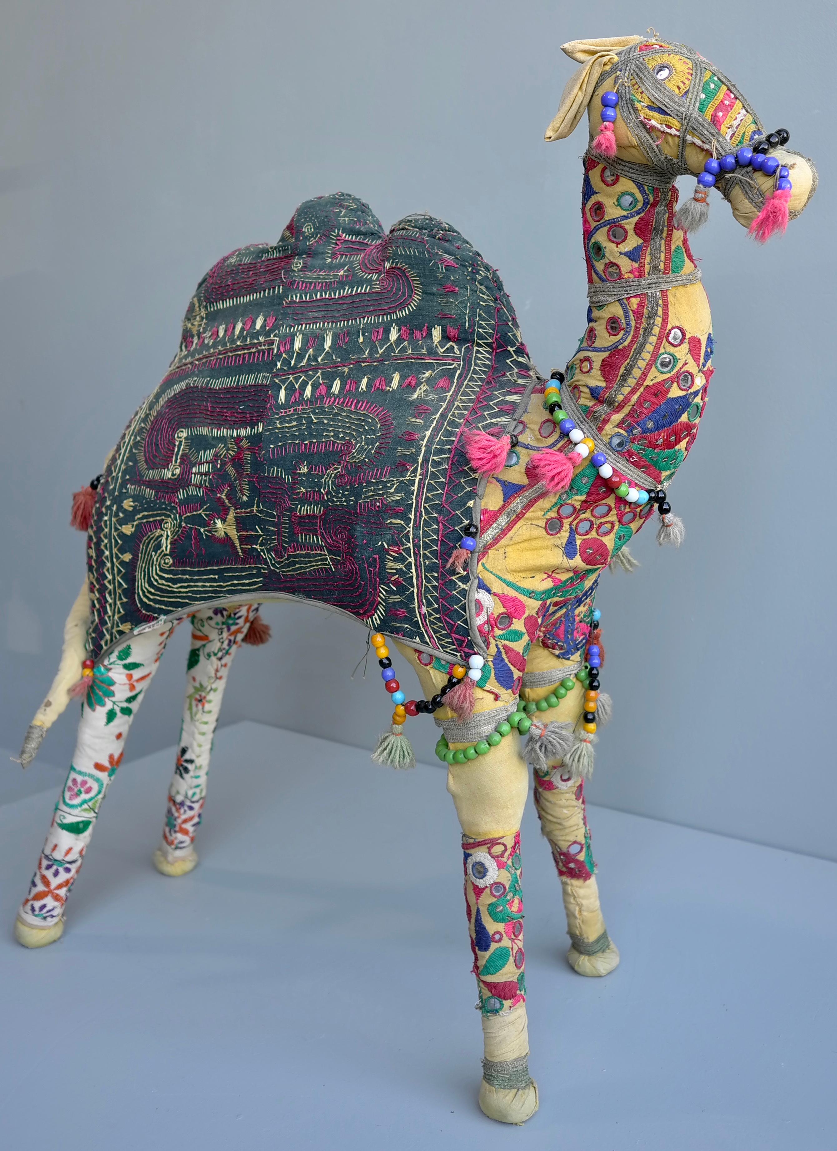 Große handgefertigte Raj Vintage-Baumwolle bestickte dekorative Kamel, Indien, 1960er Jahre im Angebot 4