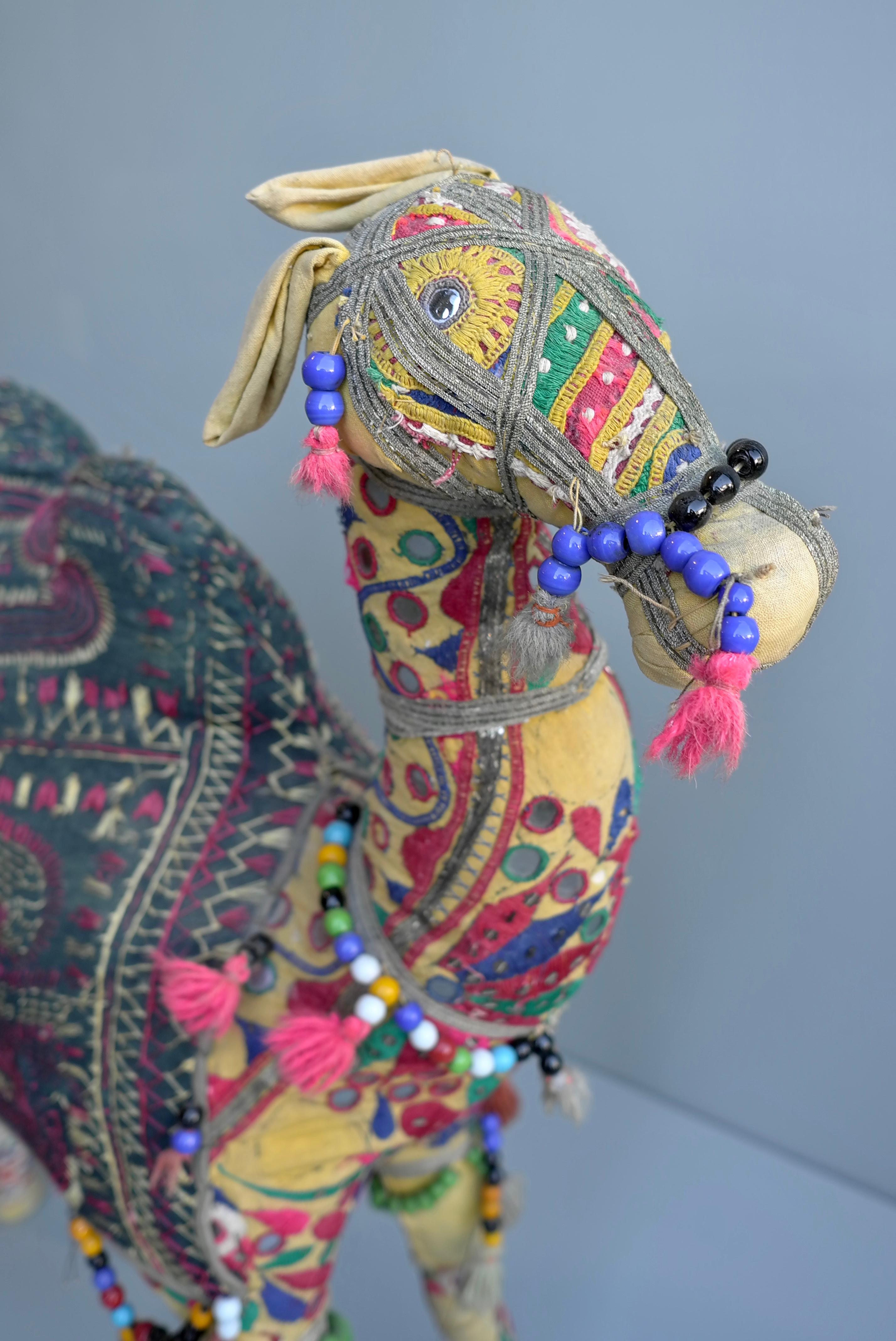 Große handgefertigte Raj Vintage-Baumwolle bestickte dekorative Kamel, Indien, 1960er Jahre (Böhmisch) im Angebot