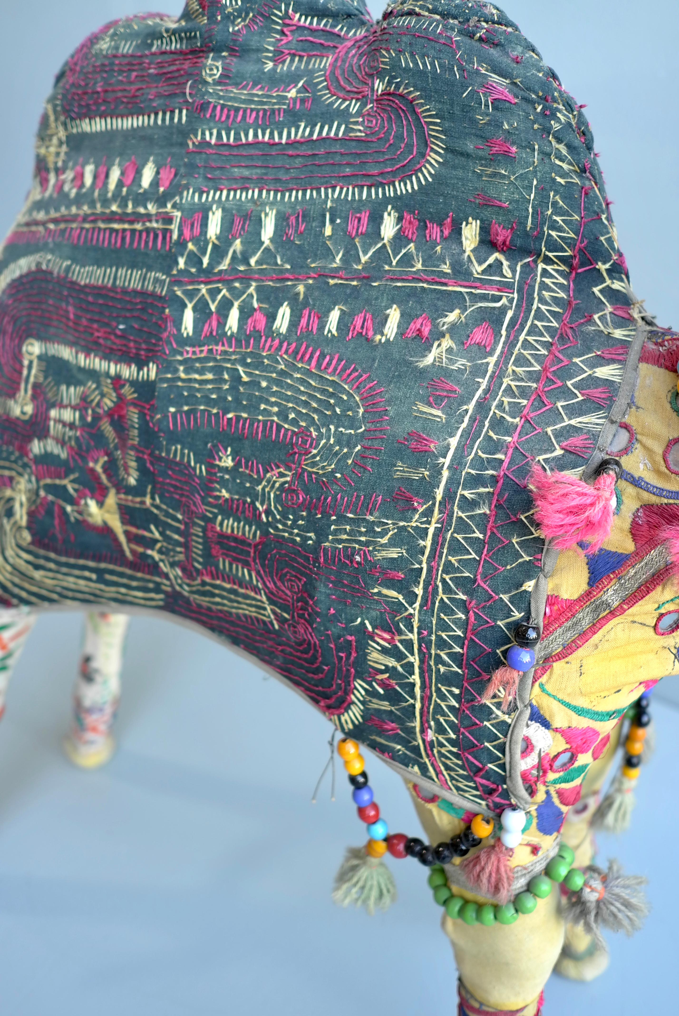 Große handgefertigte Raj Vintage-Baumwolle bestickte dekorative Kamel, Indien, 1960er Jahre (Indisch) im Angebot