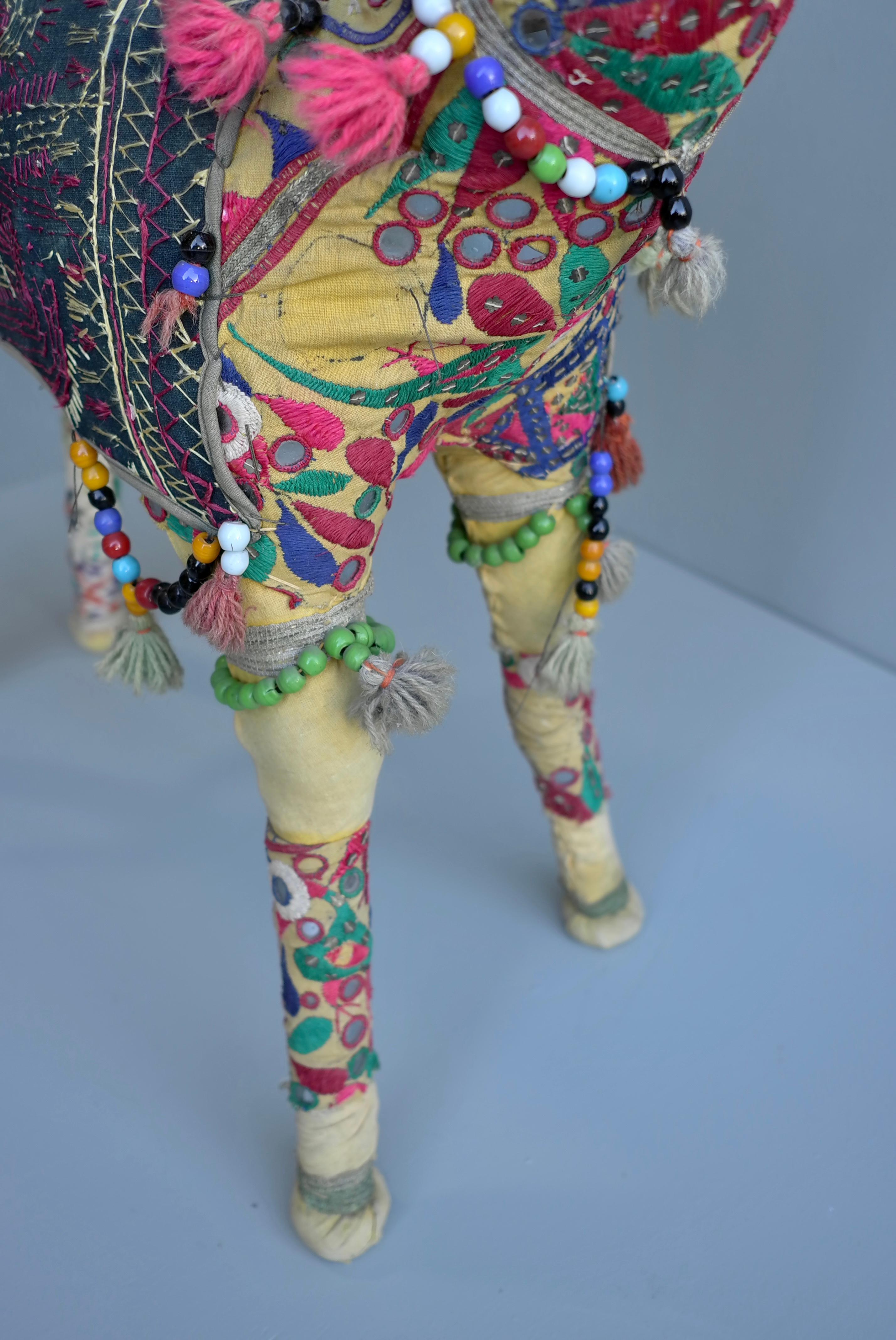 Große handgefertigte Raj Vintage-Baumwolle bestickte dekorative Kamel, Indien, 1960er Jahre im Zustand „Gut“ im Angebot in Den Haag, NL