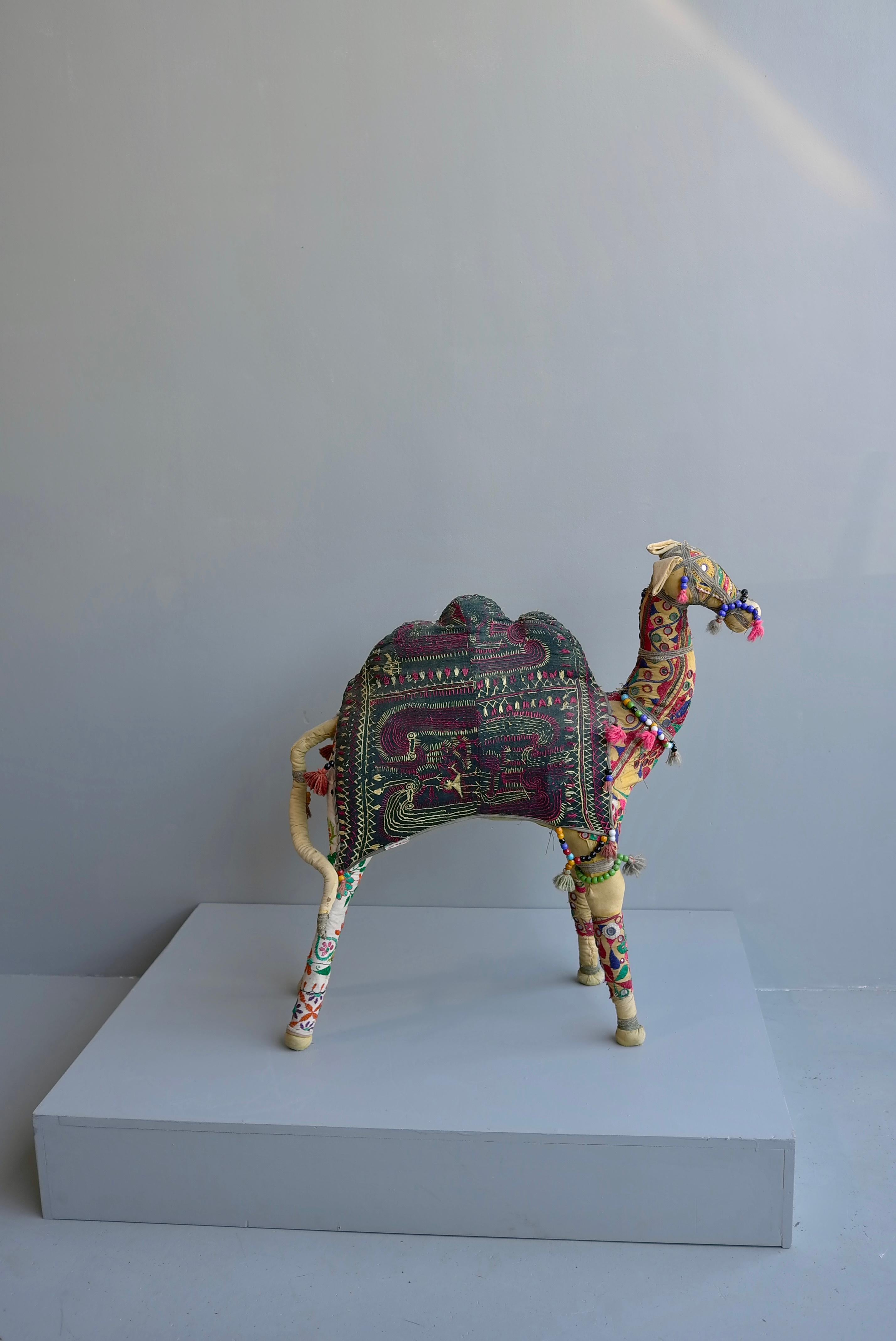 Große handgefertigte Raj Vintage-Baumwolle bestickte dekorative Kamel, Indien, 1960er Jahre (Mitte des 20. Jahrhunderts) im Angebot