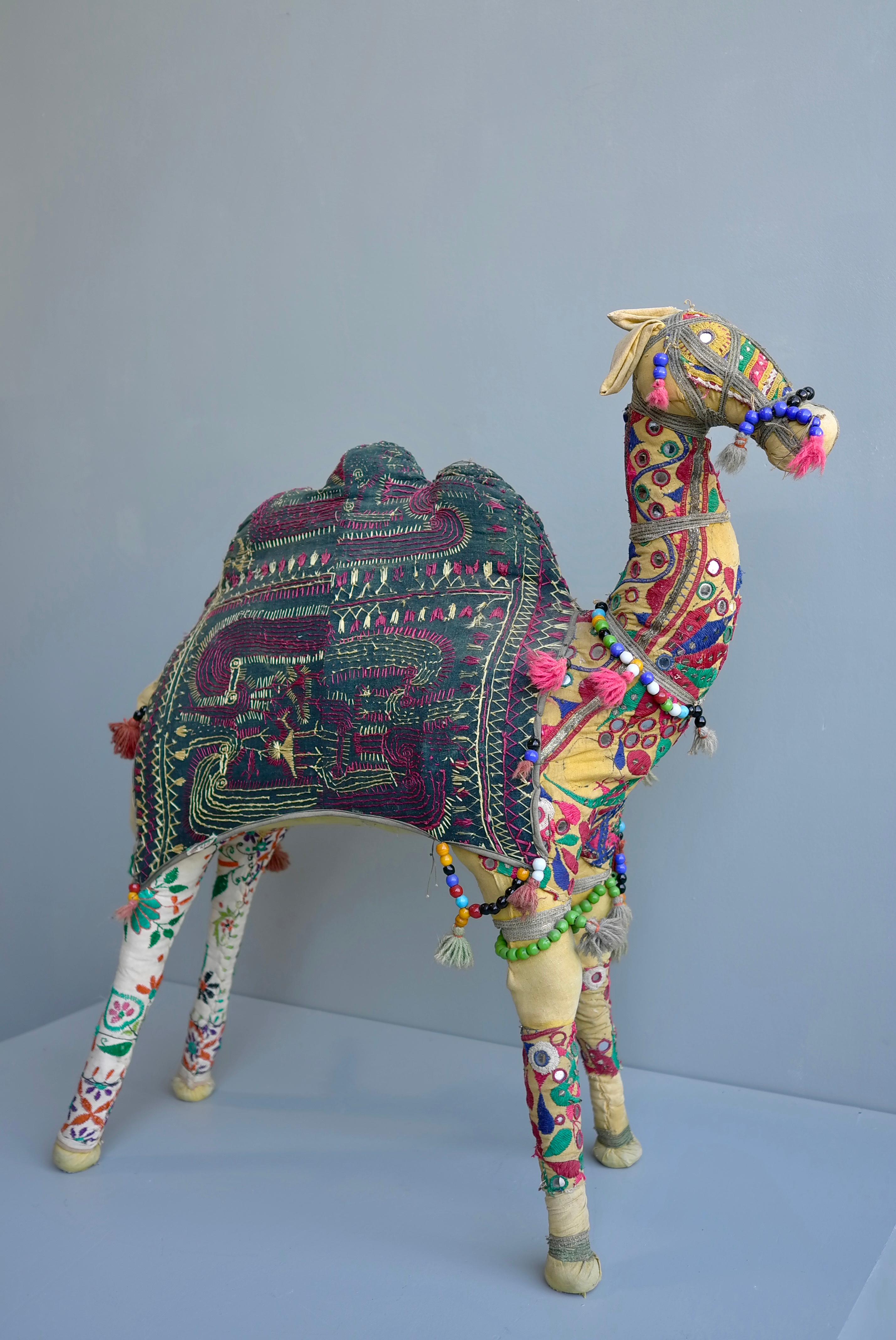 Große handgefertigte Raj Vintage-Baumwolle bestickte dekorative Kamel, Indien, 1960er Jahre im Angebot 1