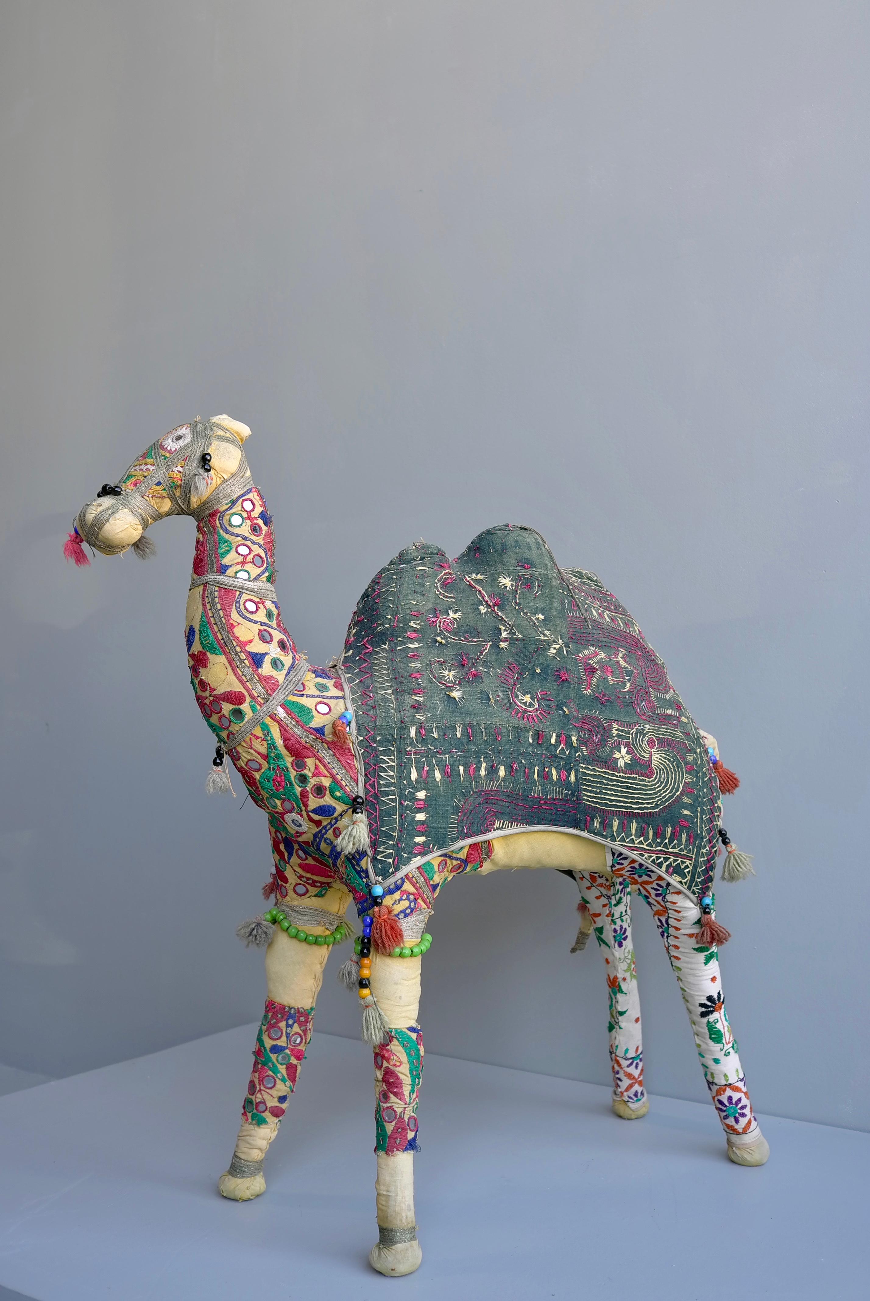 Große handgefertigte Raj Vintage-Baumwolle bestickte dekorative Kamel, Indien, 1960er Jahre im Angebot 2