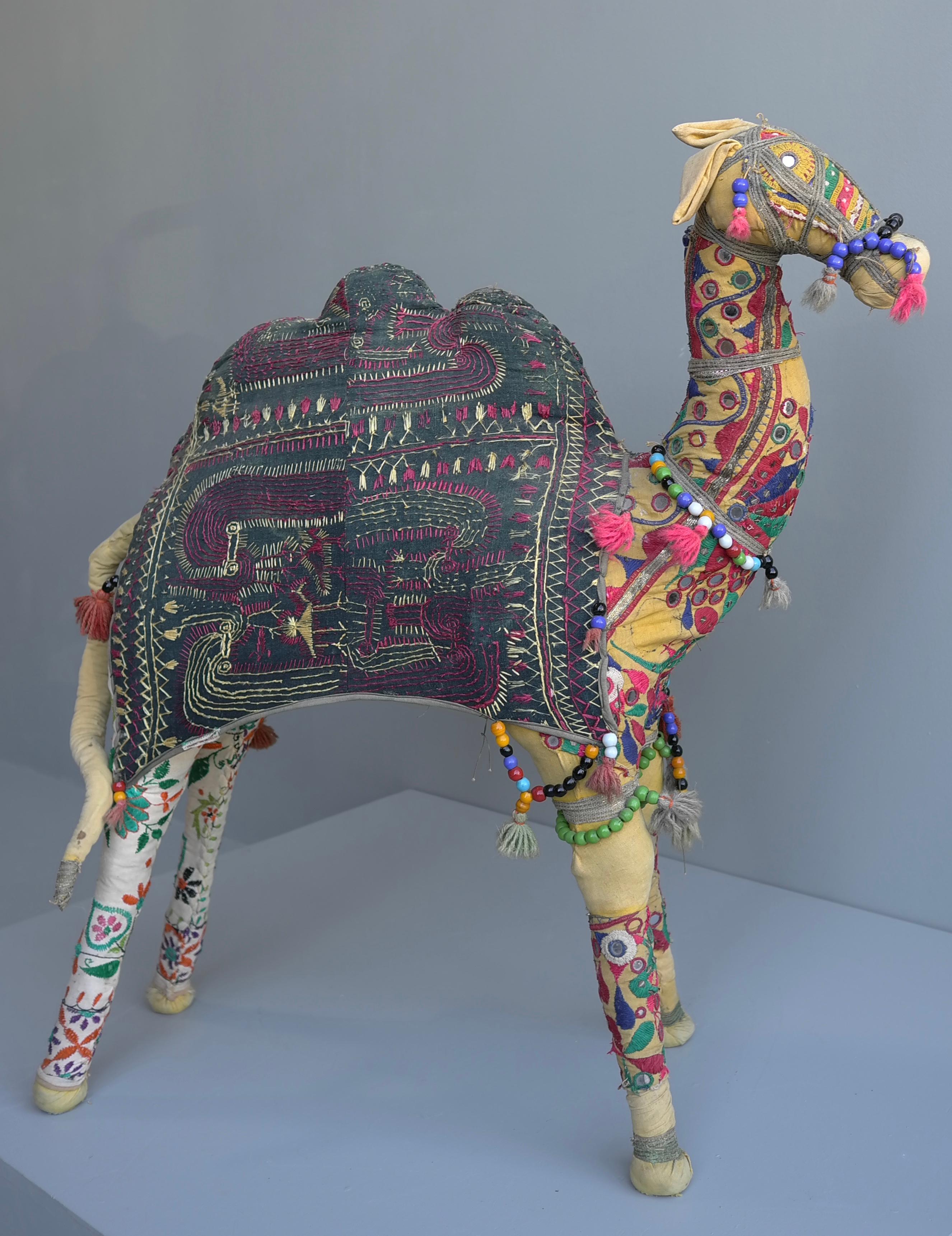 Große handgefertigte Raj Vintage-Baumwolle bestickte dekorative Kamel, Indien, 1960er Jahre im Angebot 3