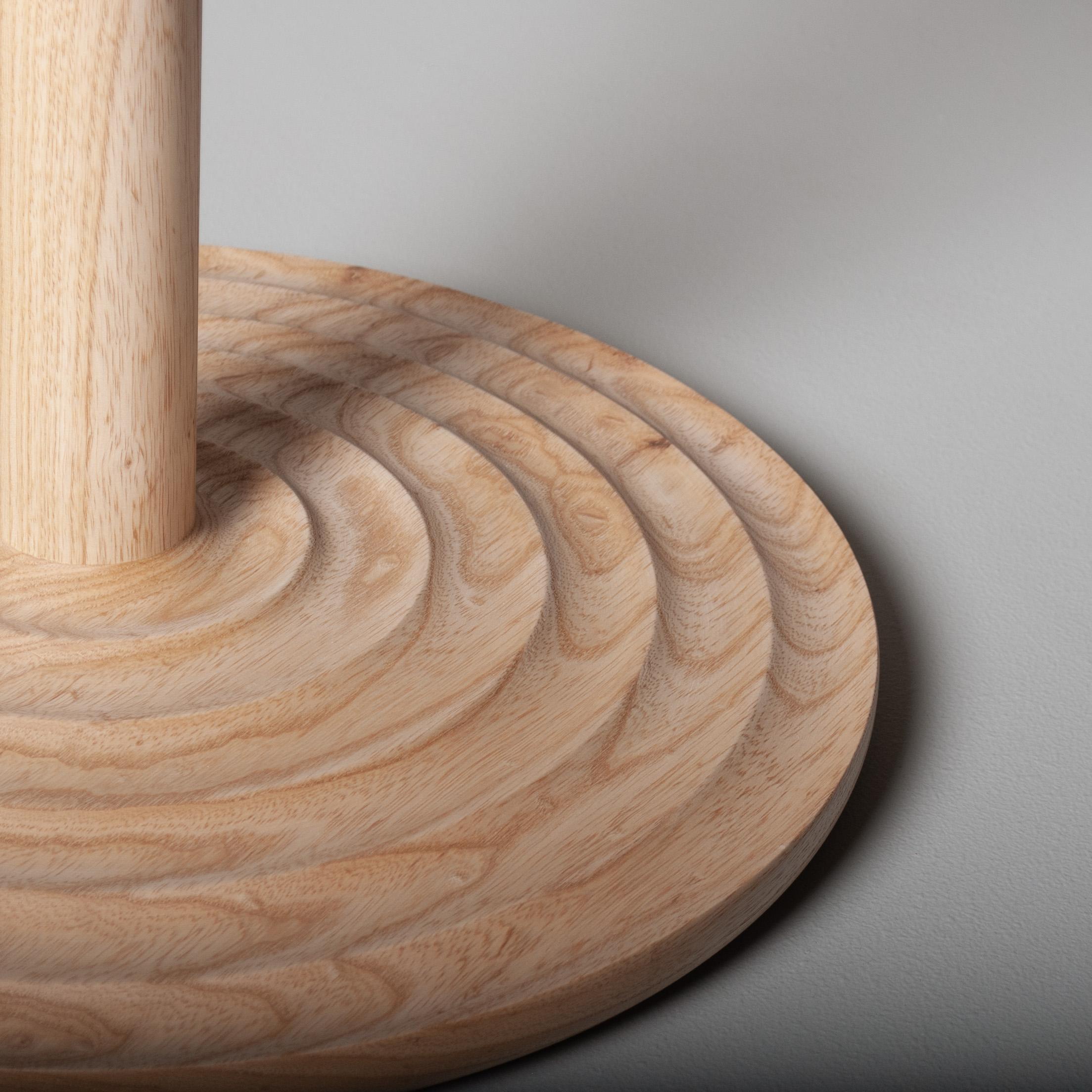 Magnifique version grande et tournée à la main de notre table d'appoint ondulée en frêne blanc. Merveilleuse forme et échelle. Il s'agit d'une pièce sur mesure de grande qualité, fabriquée à la main à Londres par notre artisan à partir de bois de