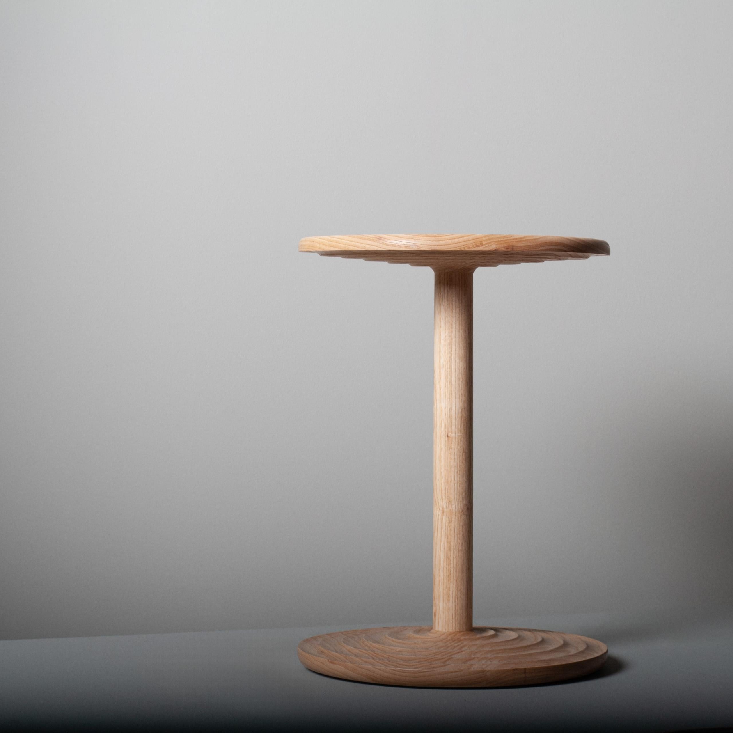 Frêne Grande table d'appoint faite main en vente