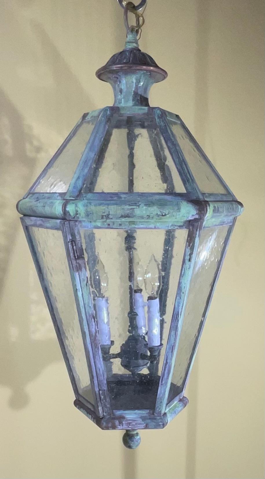 Grande lanterne suspendue en laiton massif à six faces, fabriquée à la main en vente 3