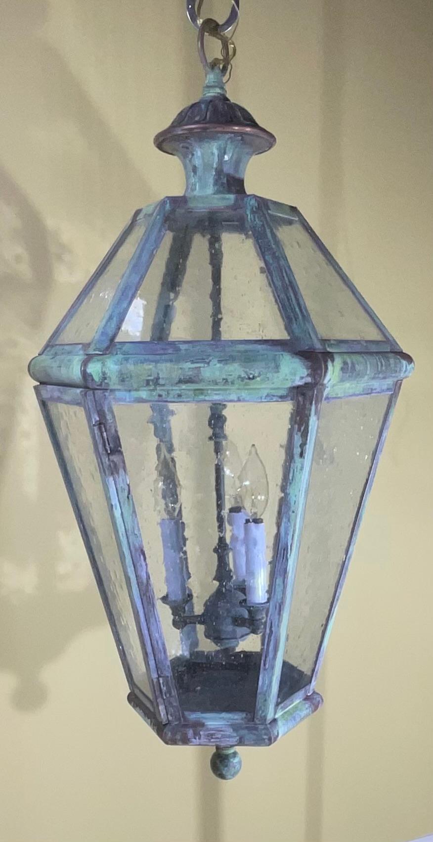 Grande lanterne suspendue en laiton massif à six faces, fabriquée à la main en vente 4