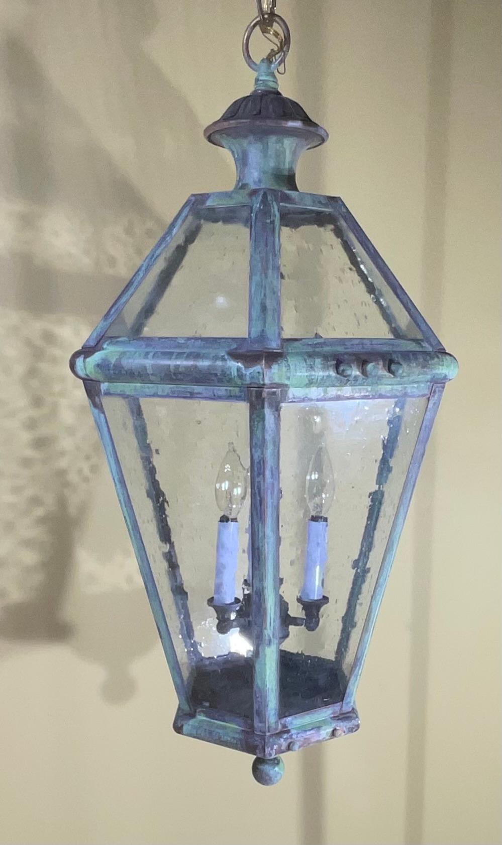 Grande lanterne suspendue en laiton massif à six faces, fabriquée à la main en vente 6