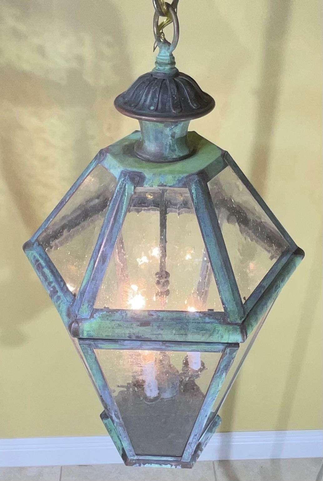 
lanterna a sospensione a sei lati, realizzata in ottone massiccio lavorato a mano con tre luci da 40 watt, vetro decorativo con semi, ottima esposizione alla luce, bella patina, adatta a luoghi umidi
look fantastico per l'interno e