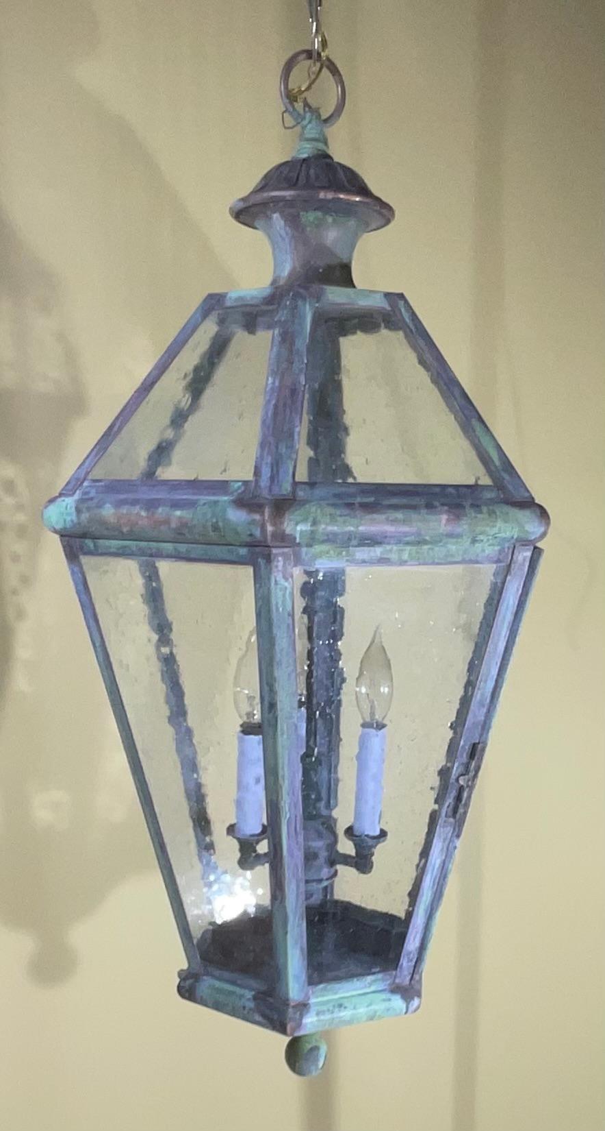 Laiton Grande lanterne suspendue en laiton massif à six faces, fabriquée à la main en vente