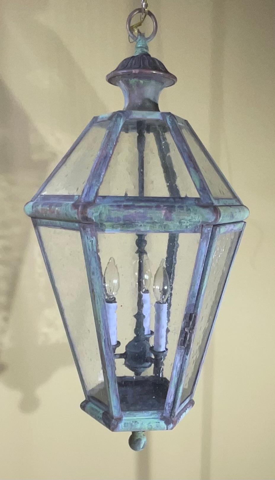 Grande lanterne suspendue en laiton massif à six faces, fabriquée à la main en vente 1