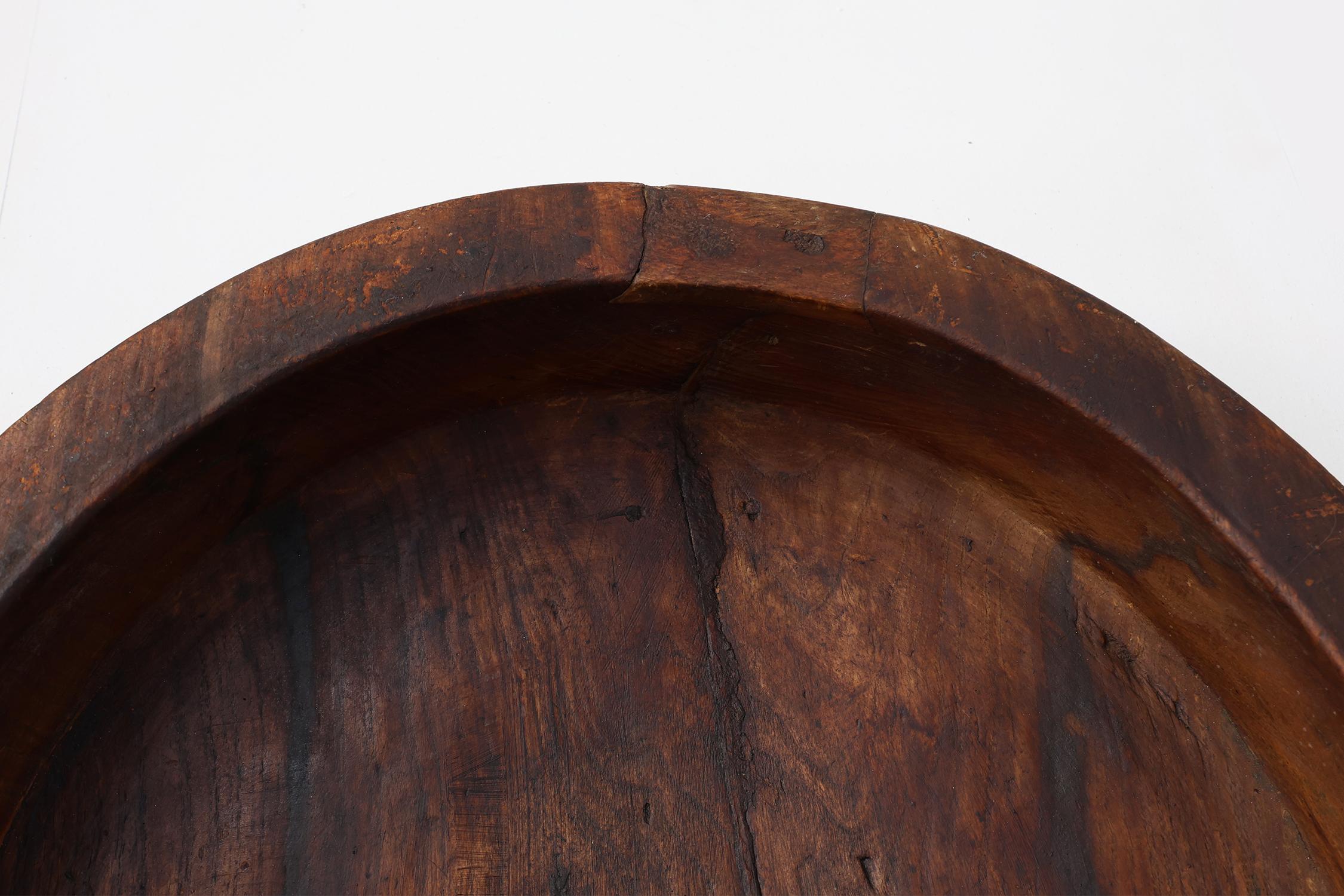 Fatto a mano Grande ciotola artigianale in legno massiccio in stile wabi wabi, Francia, 1950 ca. 1950 in vendita