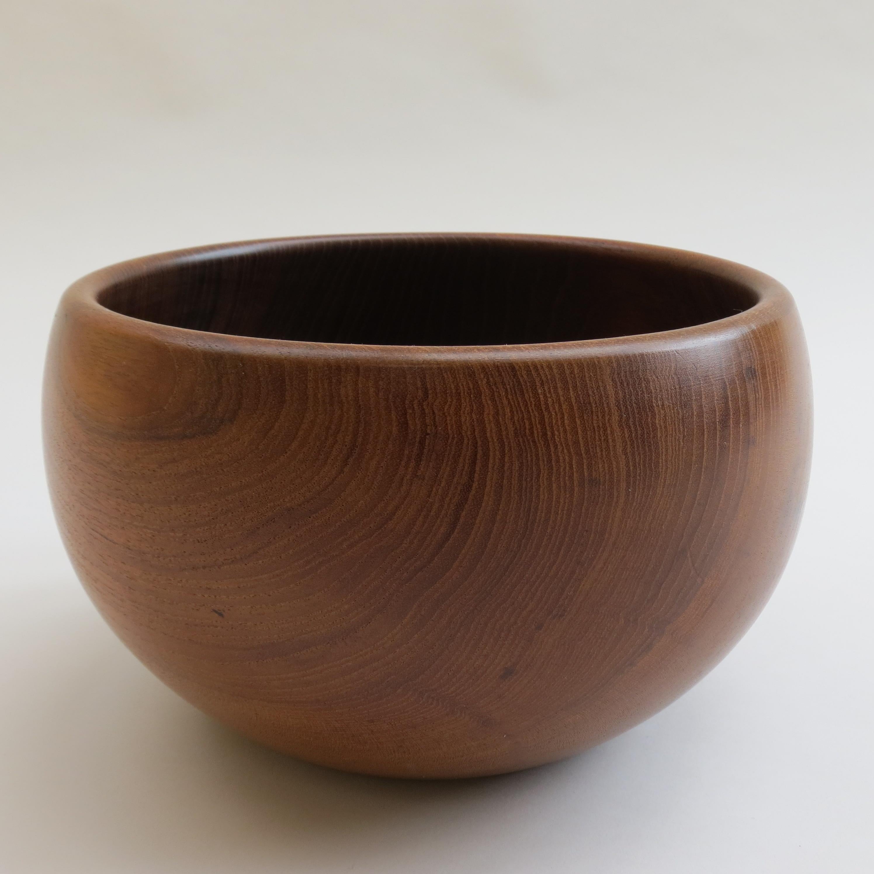 A large wooden bowl from the 1970s, handcrafted by Galatix, England.
Made from solid teak, with good color and nicely patinated. The bowl is stamped to the underside Handmade Burma Teak Made in England Galatix.
     