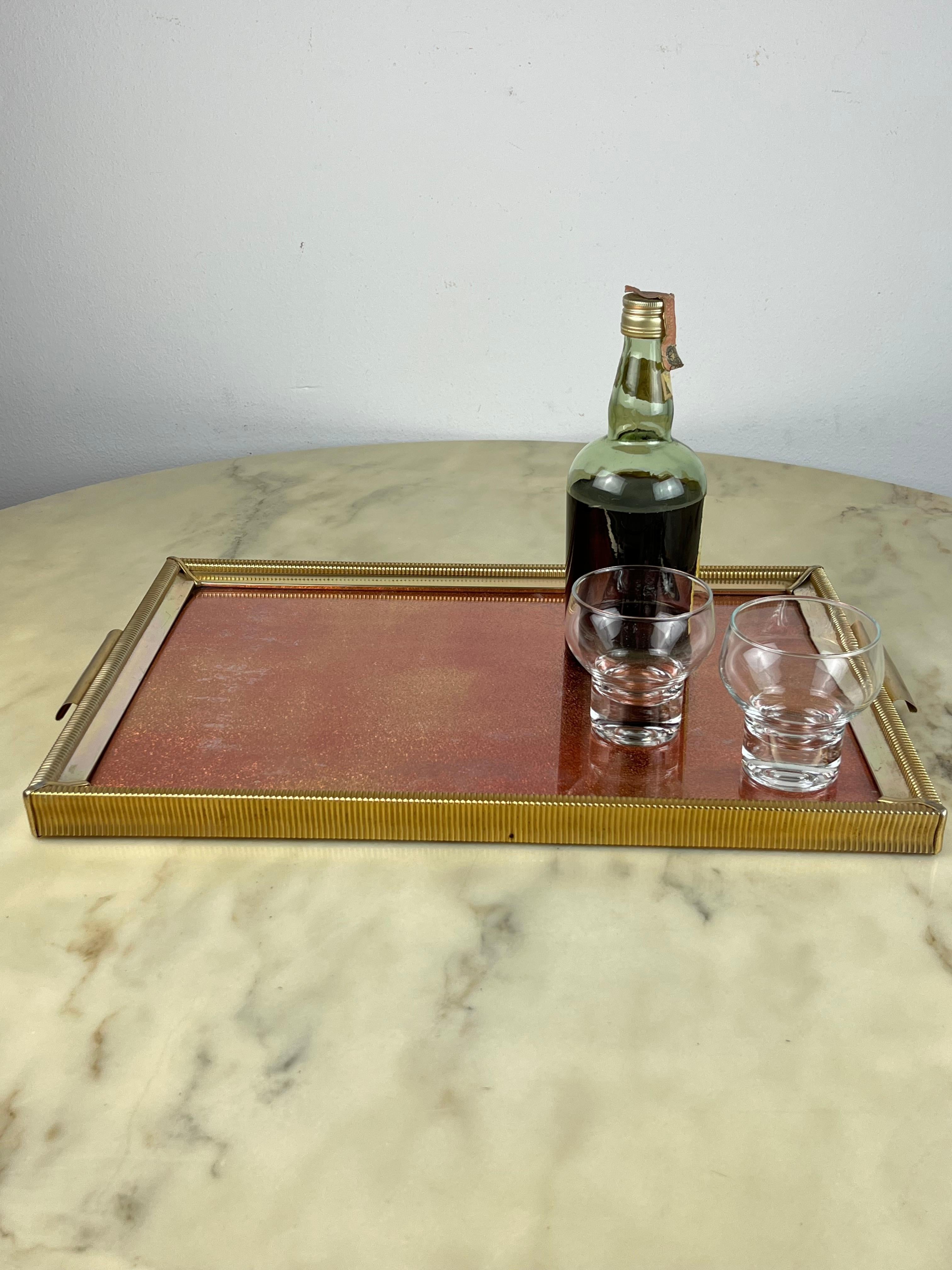 Large handcrafted tray, Italy, 1950s
Coated in golden metal, it has a red top with glass.
Intact and in good condition.