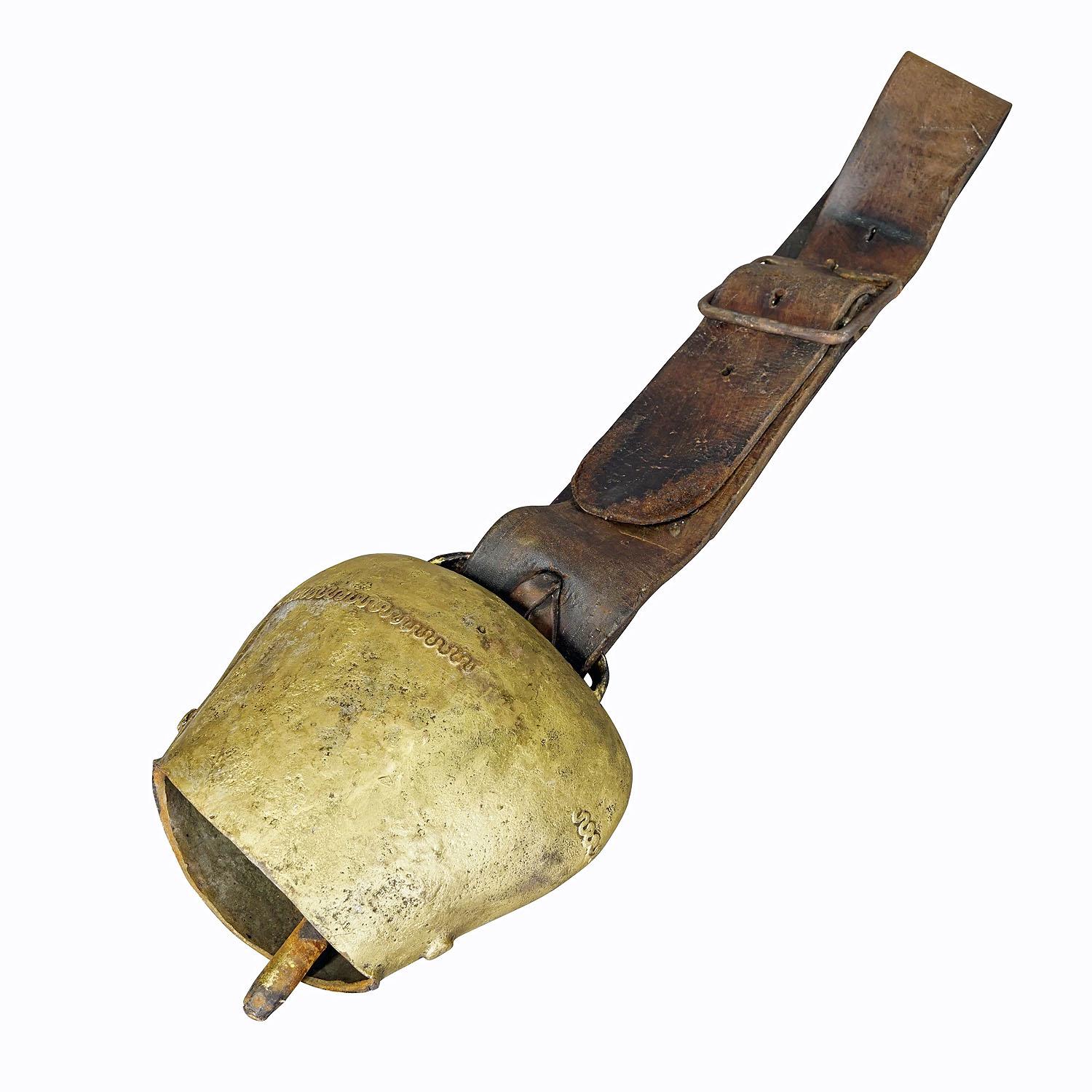 Antico campanello per bestiame forgiato a mano, realizzato in Svizzera nel 1900 ca.
Articolo e7309
Un'antica campana per bestiame forgiata a mano, realizzata in Svizzera intorno al 1900. La campana viene fornita con il suo cinturino originale in